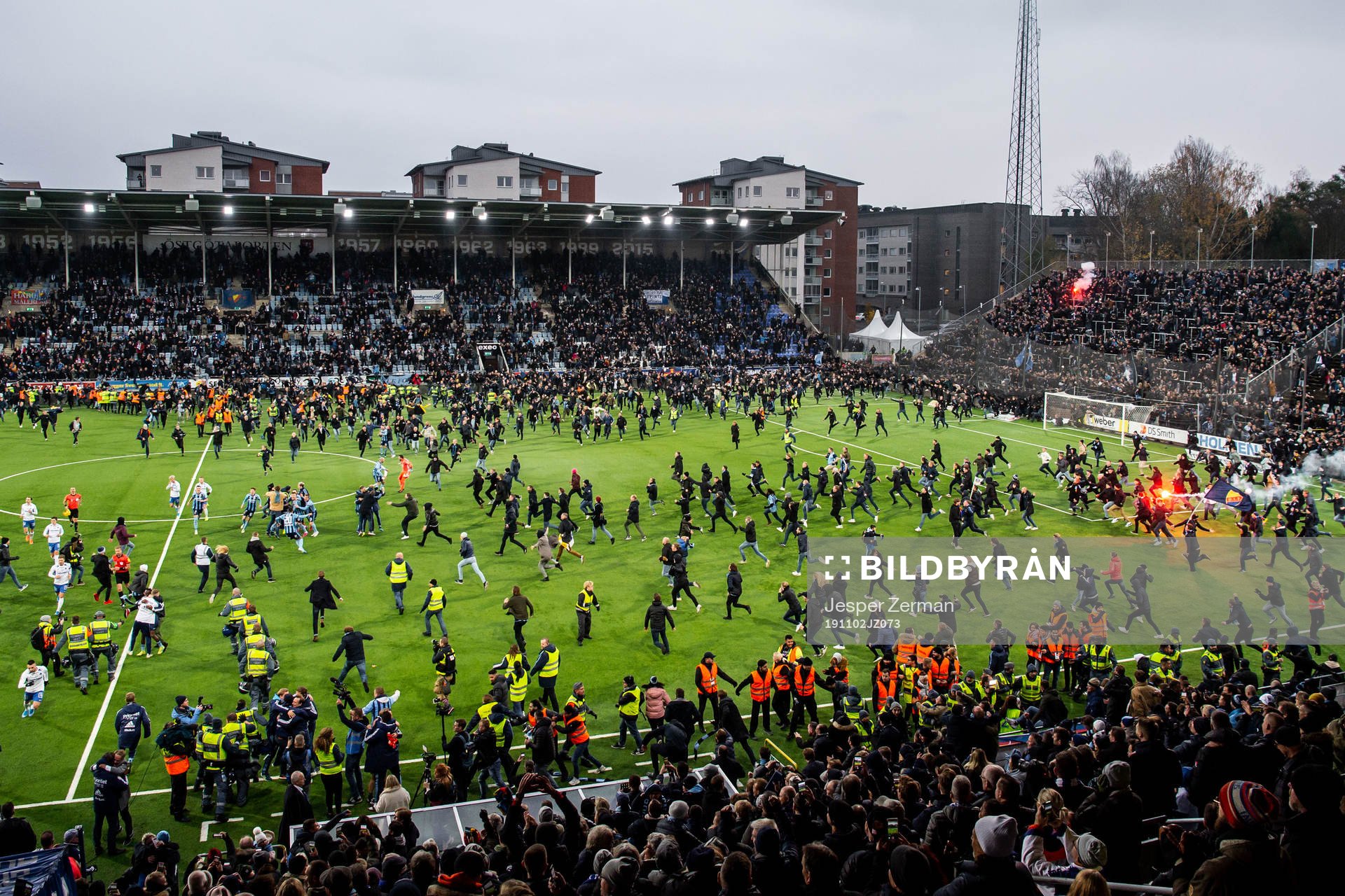 Djurgårdens supportar stormar planen