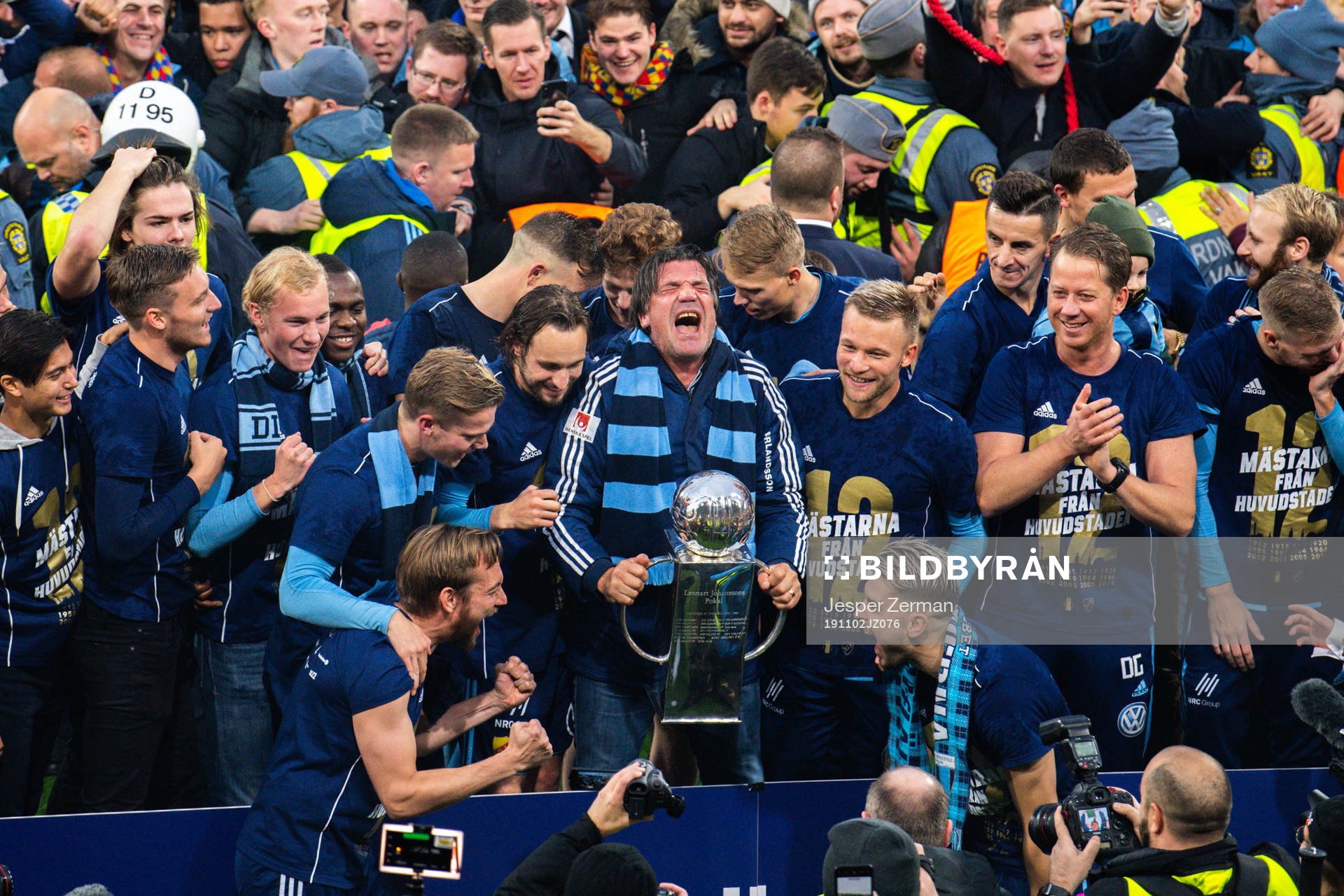 Djurgårdens sportchef Bosse Andersson lyfter Lennart