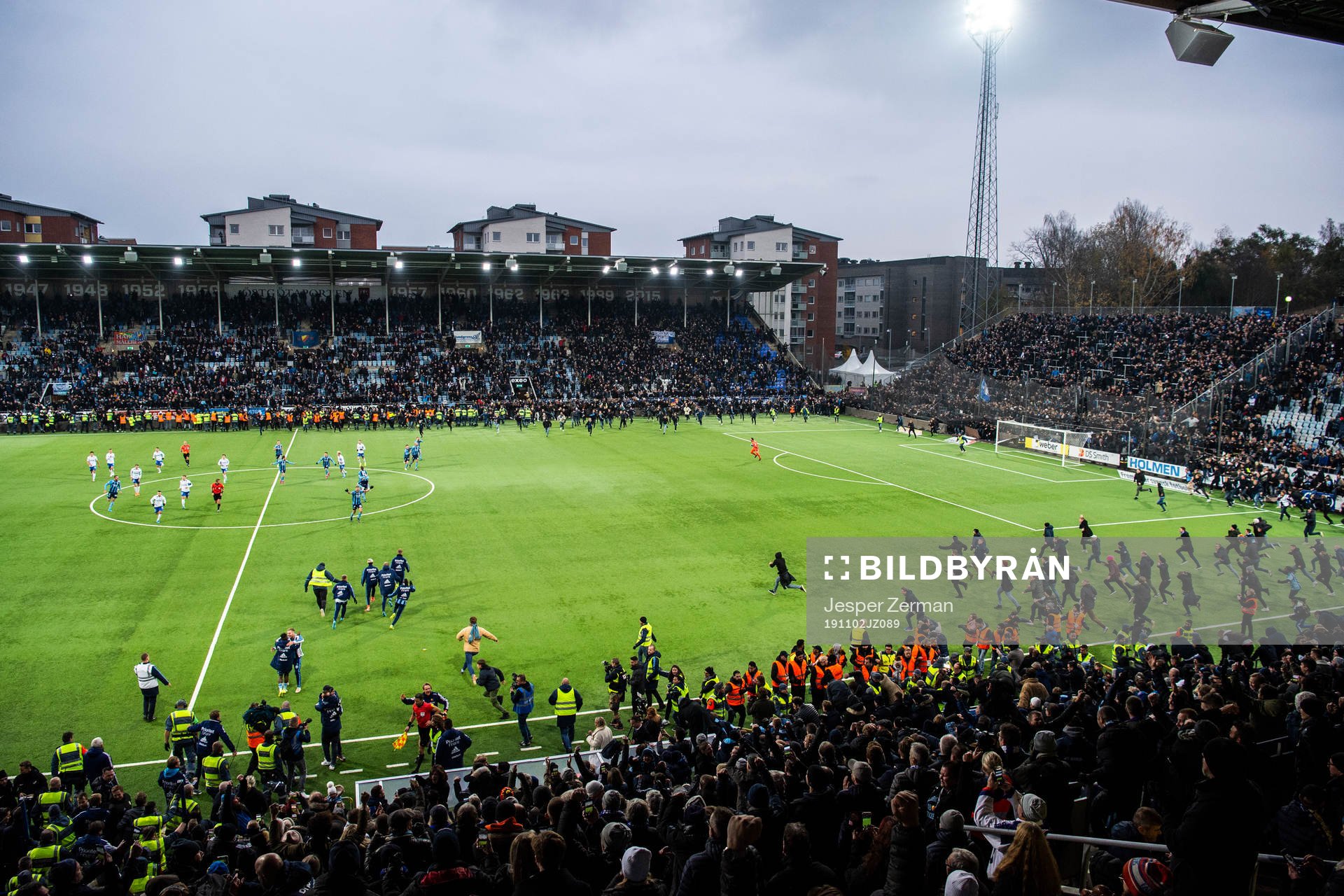 Djurgårdens supportrar stormar planen