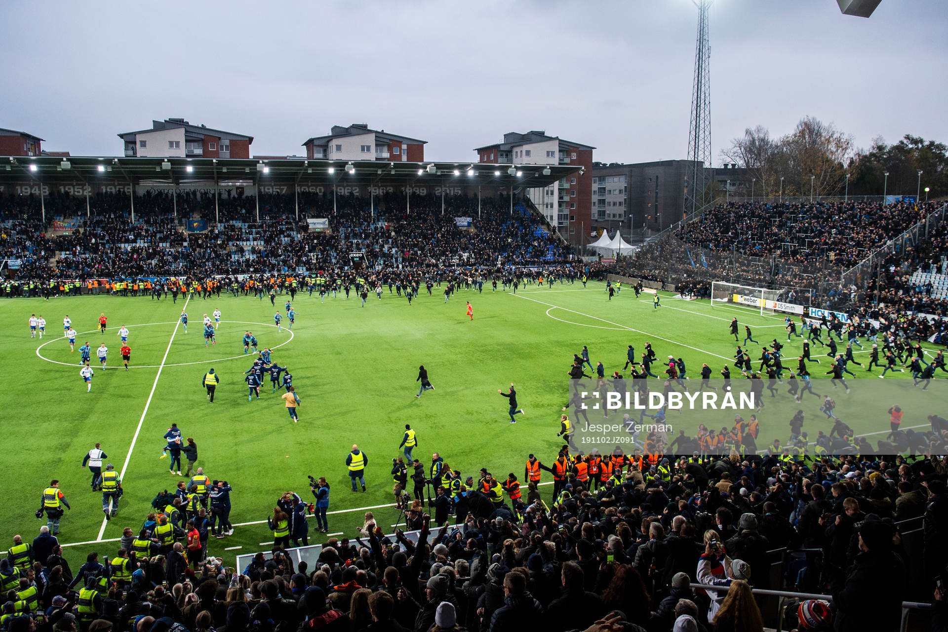 Djurgårdens supportrar stormar planen