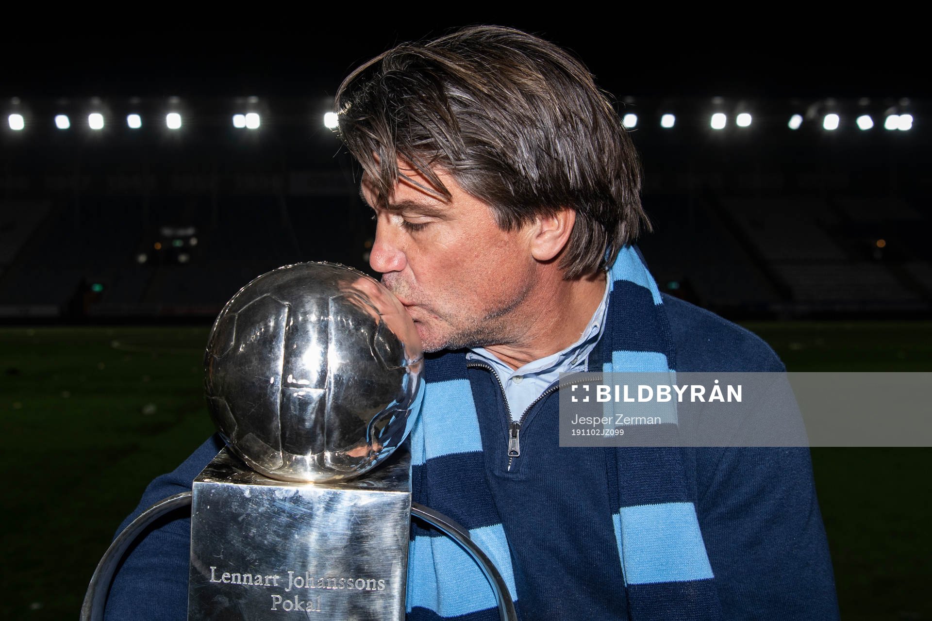 Djurgårdens sportchef Bosse Andersson kysser Lennart