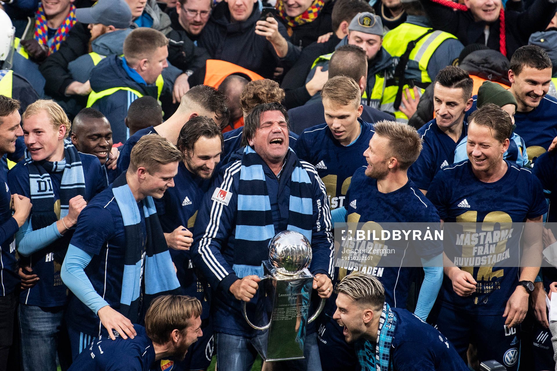 Djurgårdens sportchef Bosse Andersson jublar med Lennart