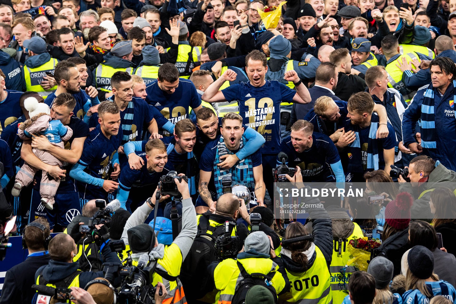 Djurgårdens Astrit Ajdarevic lyfter pokalen