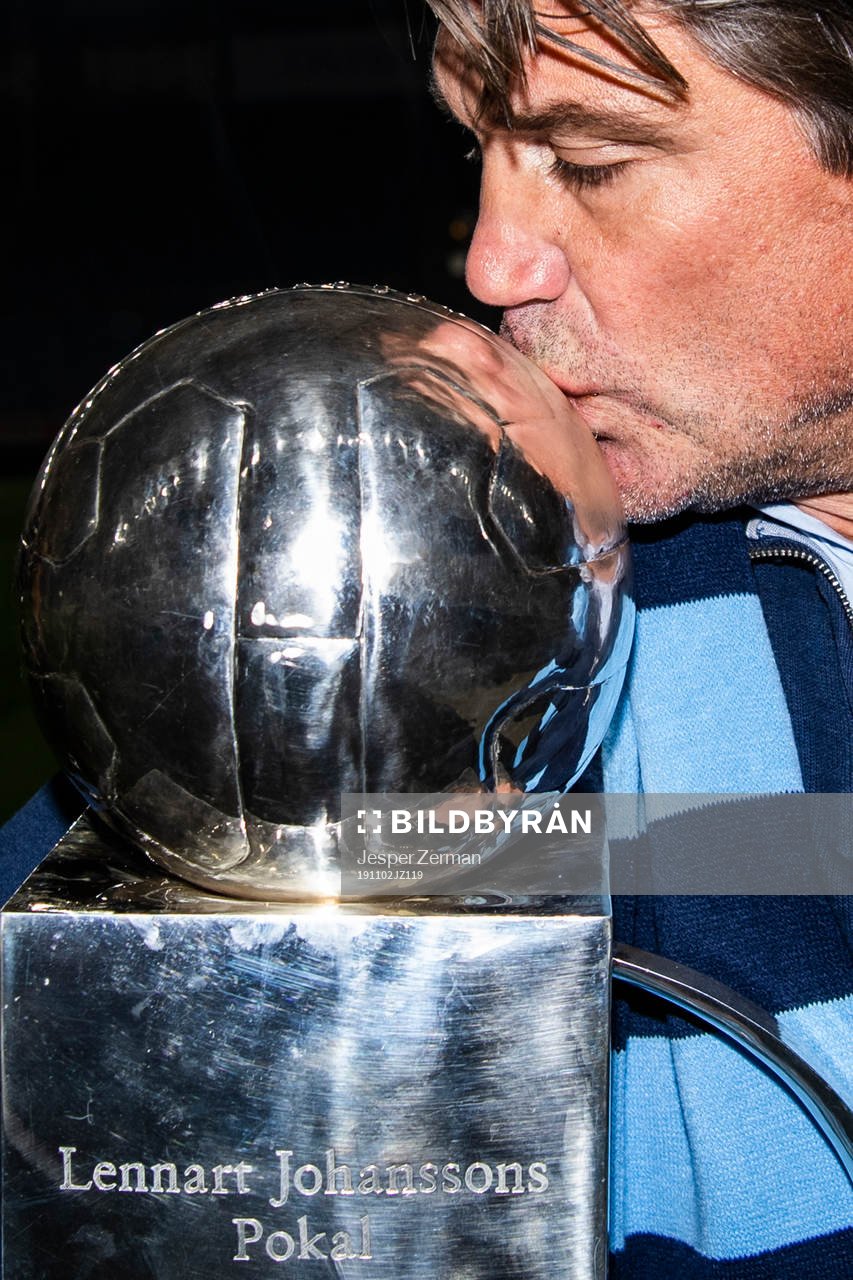 Djurgårdens sportchef Bosse Andersson kysser Lennart Johanssons pokal efter fotbollsmatchen i Allsvenskan mellan IFK Norrköping och Djurgården den 2 november 2019 i Norrköping.