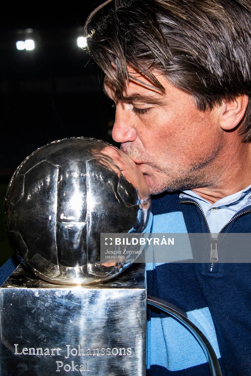 Djurgårdens sportchef Bosse Andersson kysser Lennart Johanssons pokal efter fotbollsmatchen i Allsvenskan mellan IFK Norrköping och Djurgården den 2 november 2019 i Norrköping.