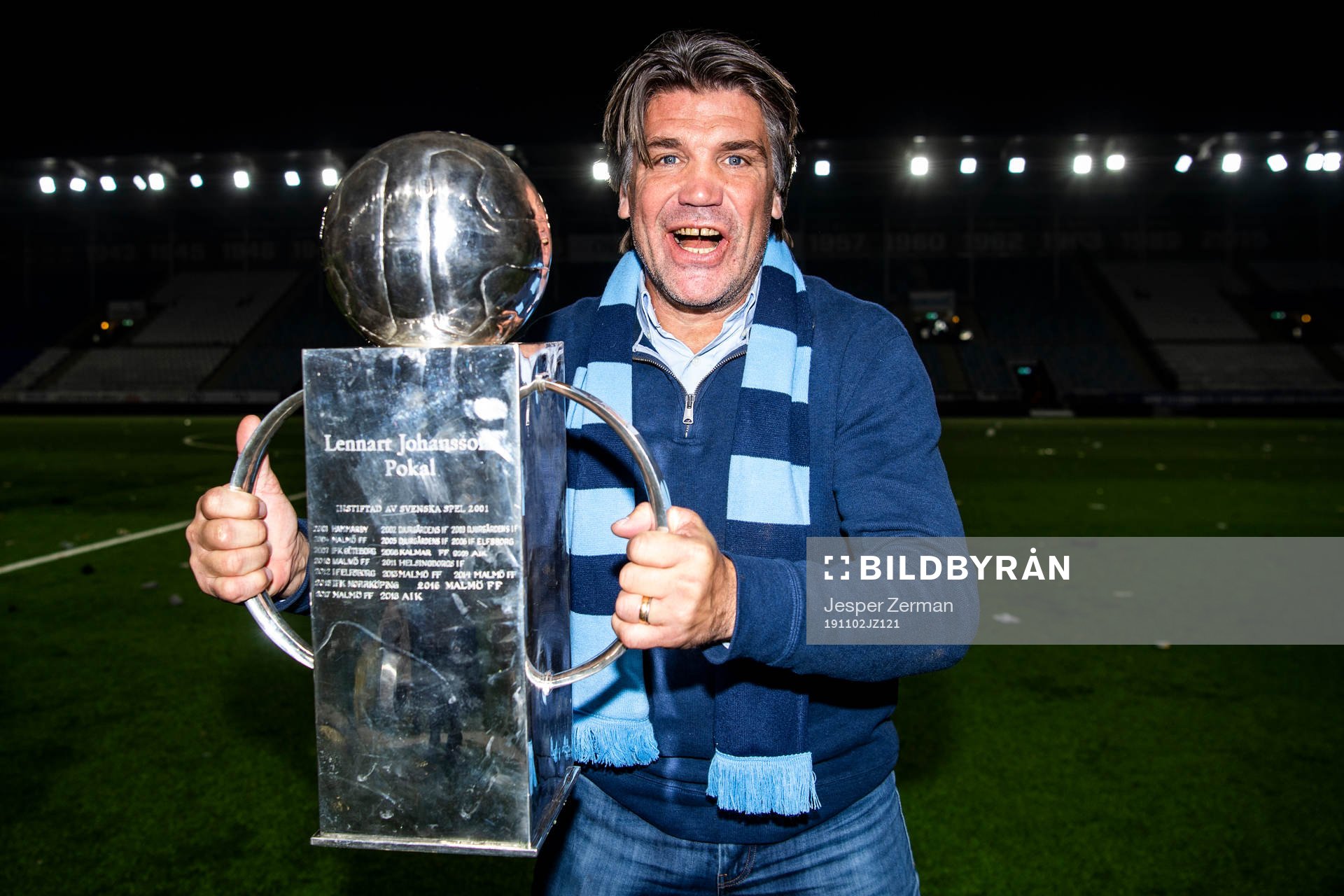 Djurgårdens sportchef Bosse Andersson jublar med Lennart