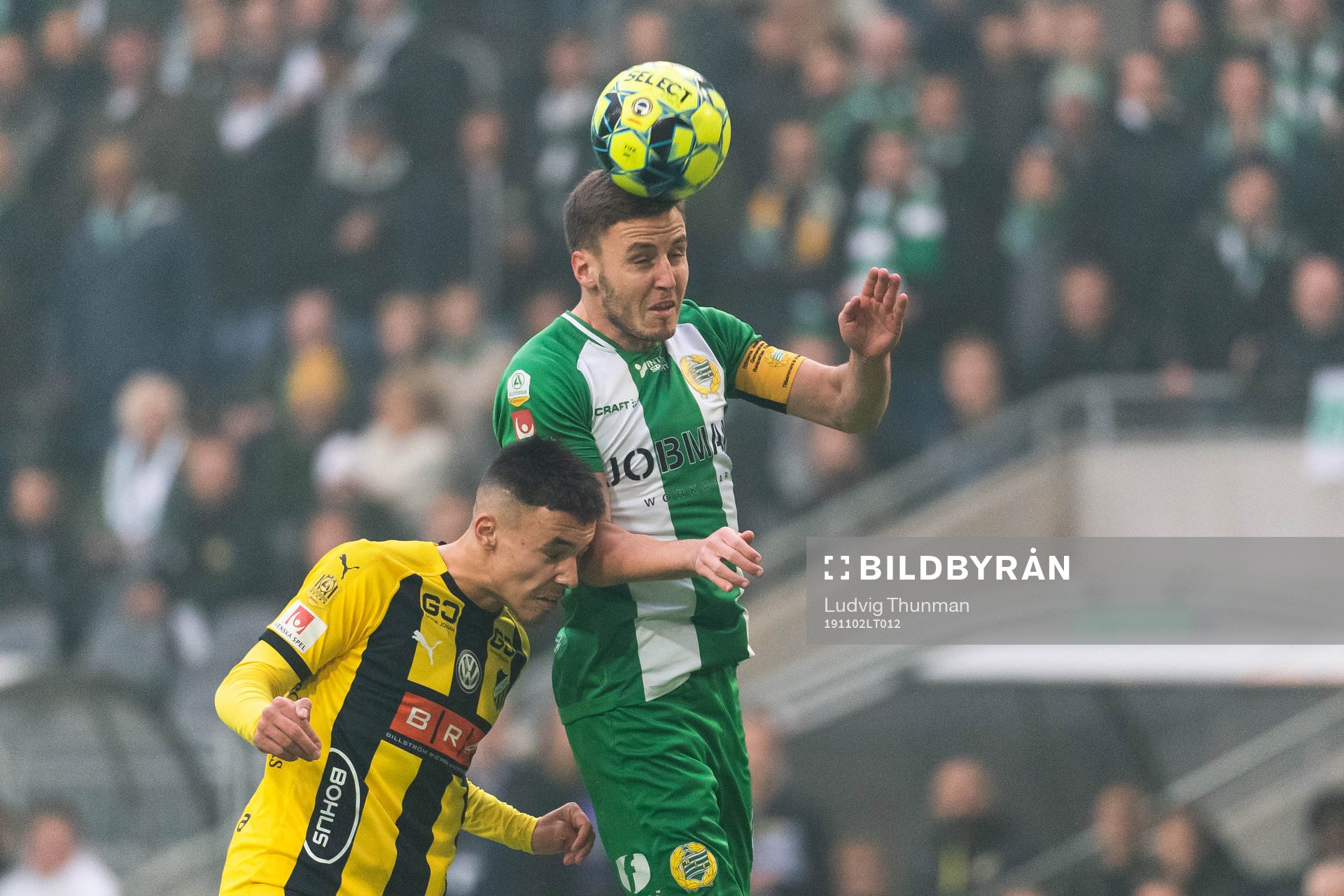 Hammarbys Jeppe Andersen nickar undan framför Häckens Ali