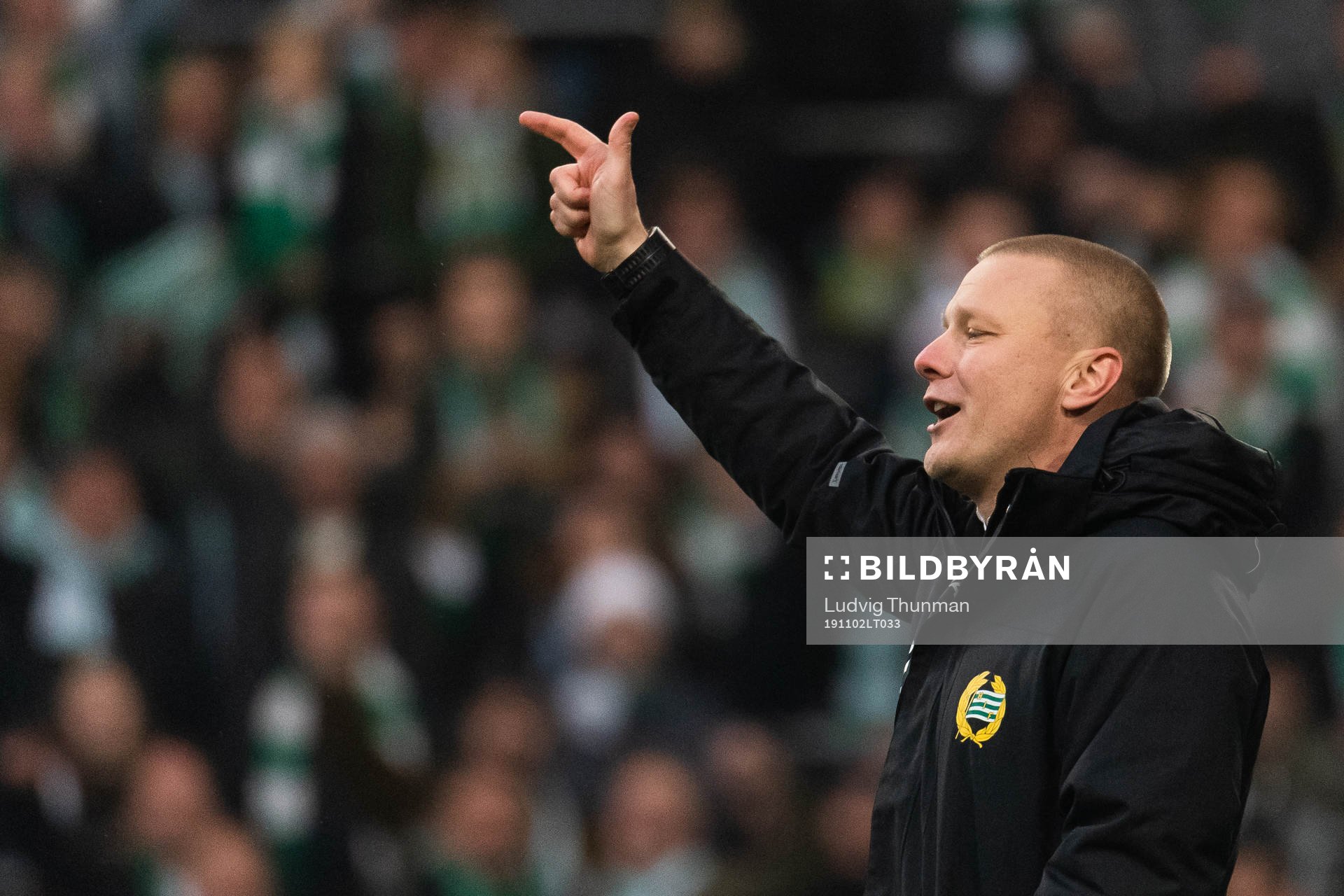 Hammarbys tränare Stefan Billborn sjunger med klacken