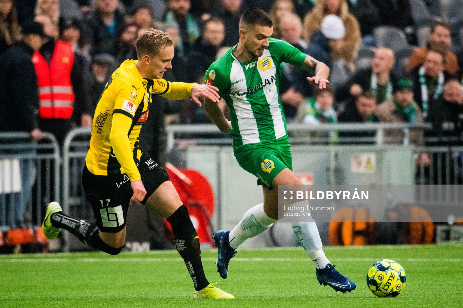 Häckens Gustav Berggren jagar Hammarbys Vladimir Rodic