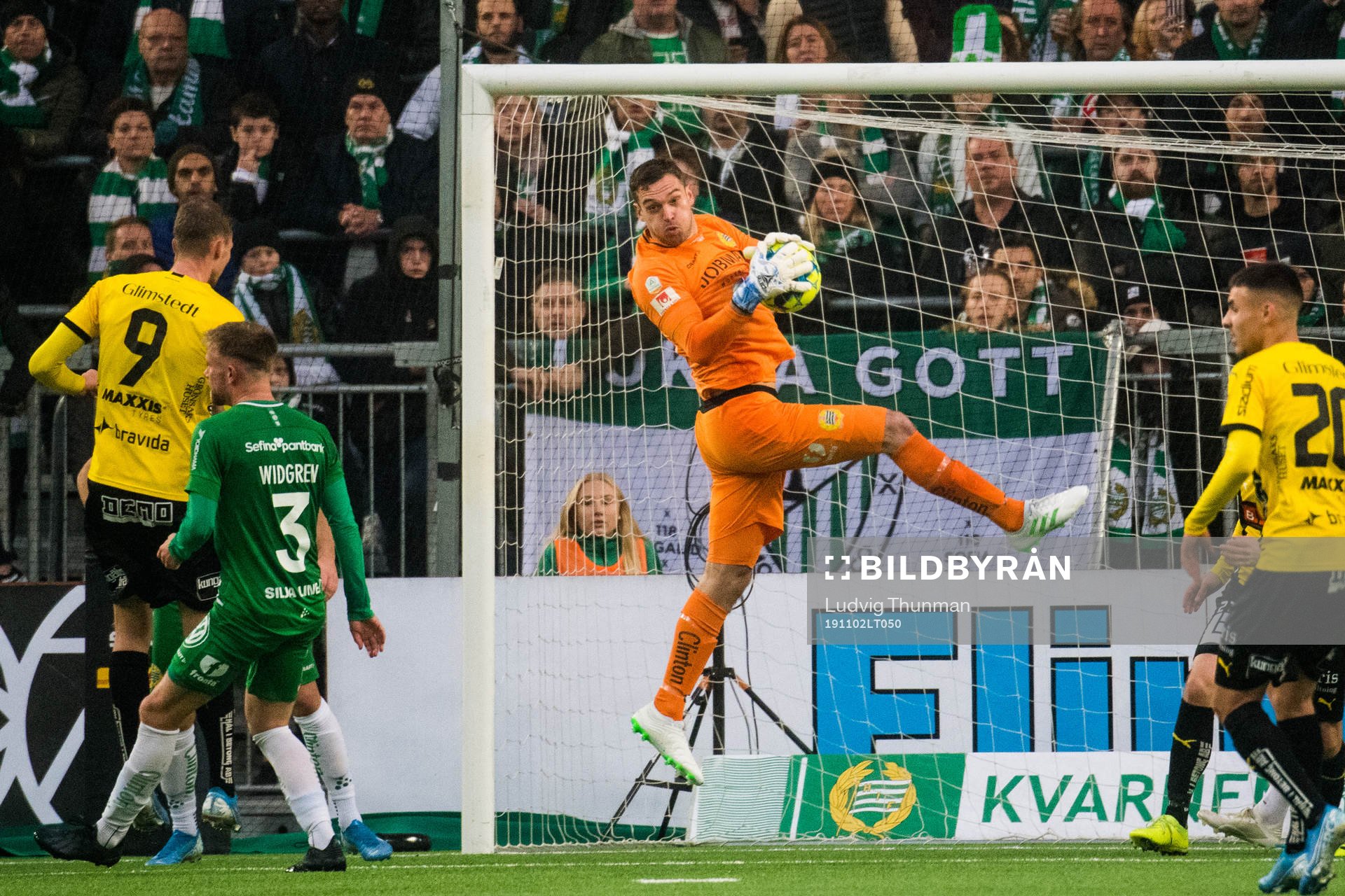 Hammarbys målvakt Oliver Dovin räddar