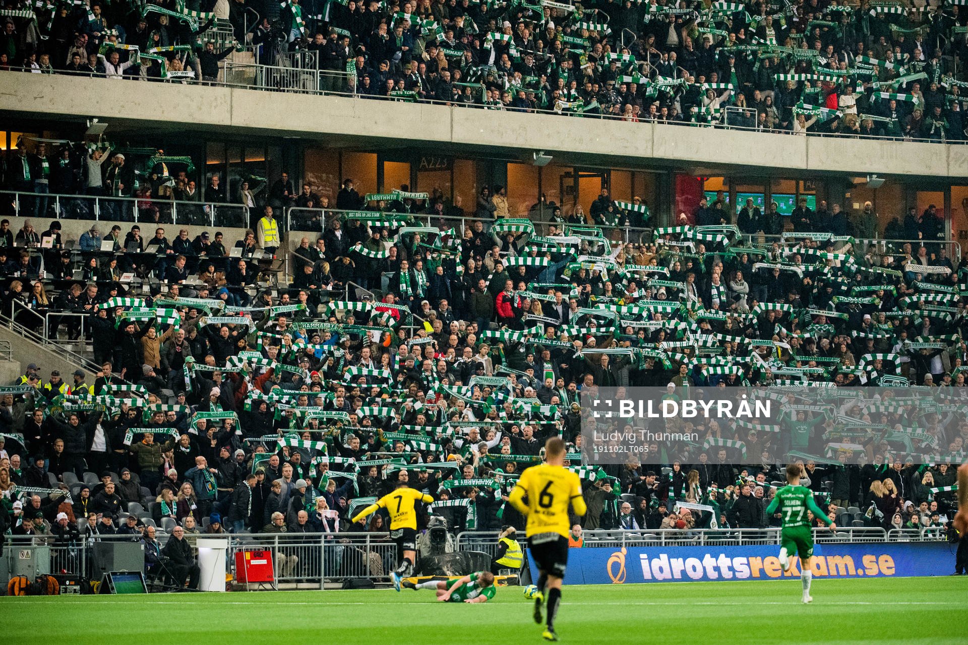 Spel pågår framför Hammarbys supportrar med halsdukar