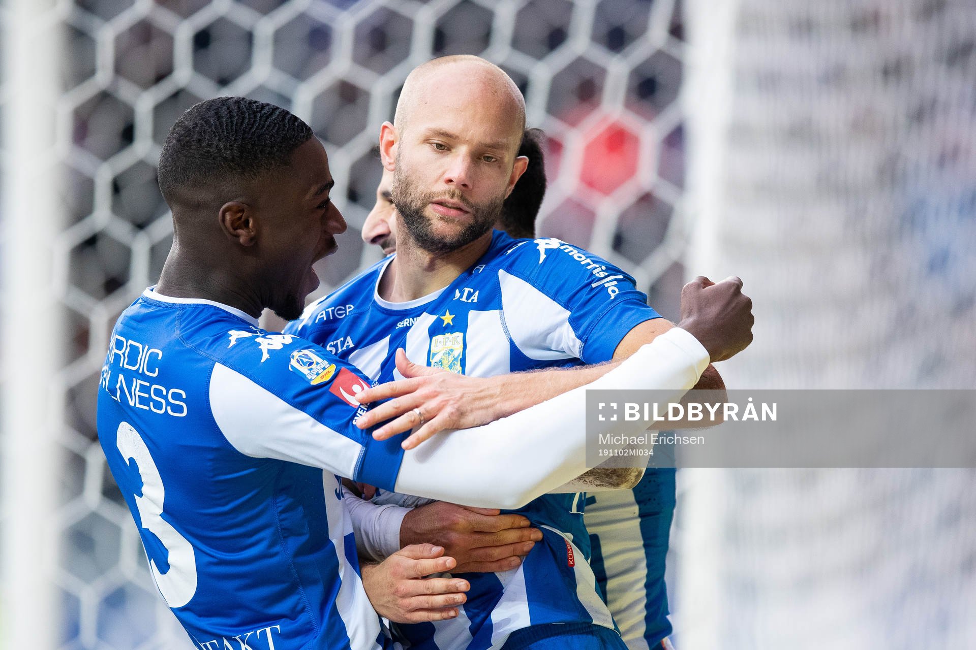 IFK Göteborgs Robin Söder jublar med Adil Titi efter sitt 5-1 mål under fotbollsmatchen i allsvenskan mellan IFK Göteborg och Östersund den 2 november 2019 i Göteborg.