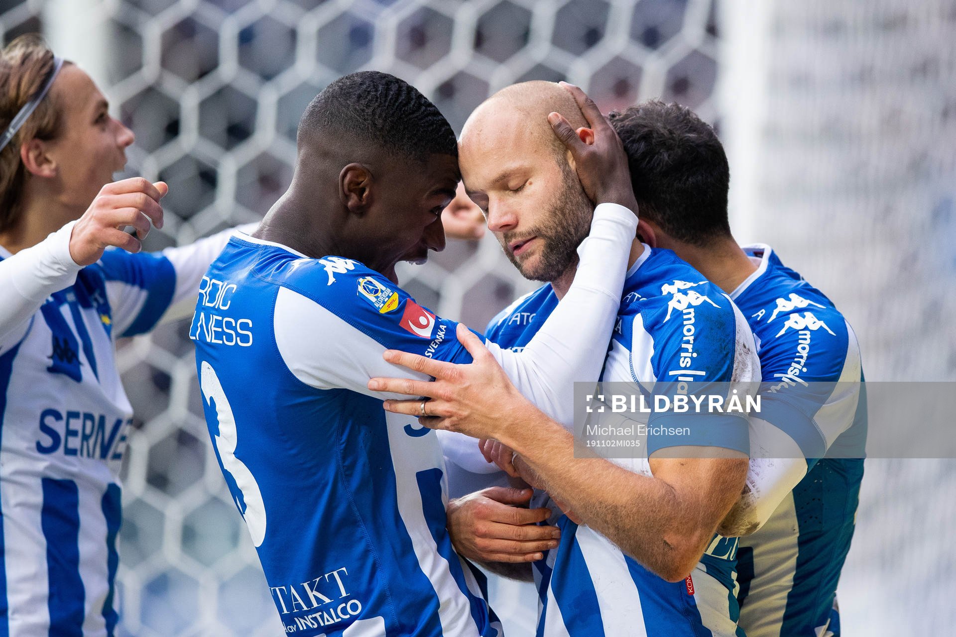 IFK Göteborgs Robin Söder jublar med Adil Titi