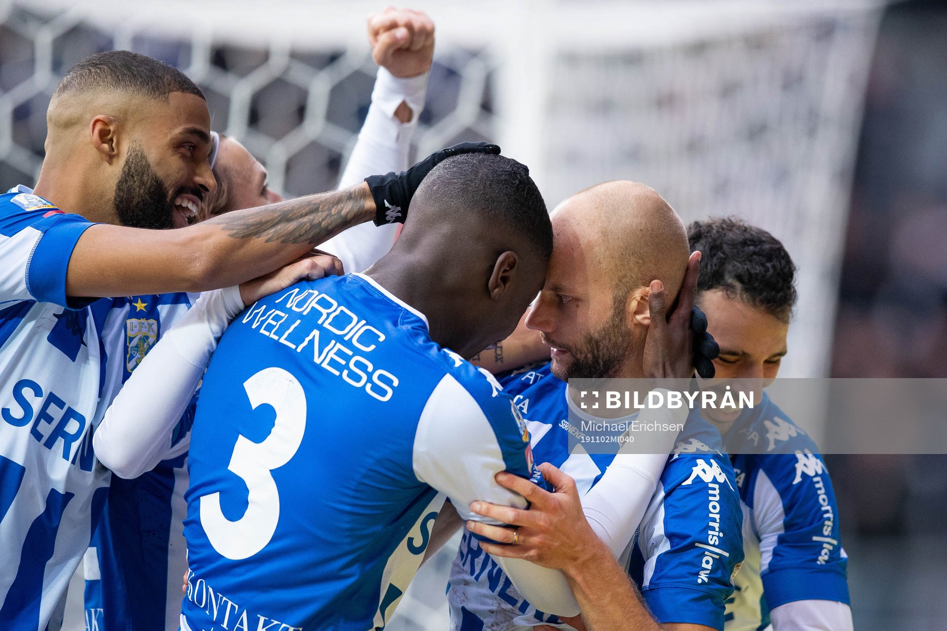 IFK Göteborgs Robin Söder jublar med lagkamrater  efter sitt 5-1 mål under fotbollsmatchen i allsvenskan mellan IFK Göteborg och Östersund den 2 november 2019 i Göteborg.