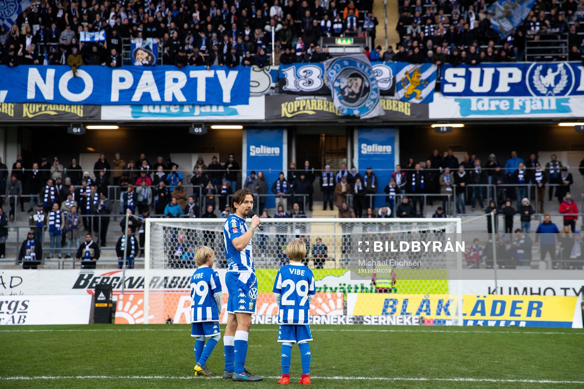IFK Göteborgs Lasse Vibe tackar publiken ihop med sina