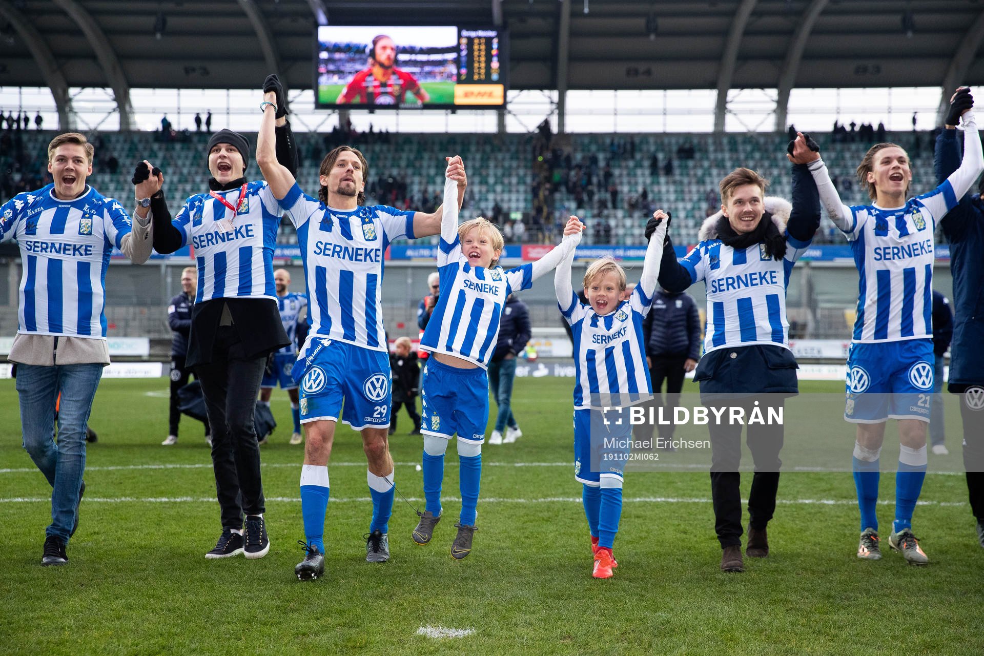 IFK Göteborgs Lasse Vibe tackar publiken ihop med sina