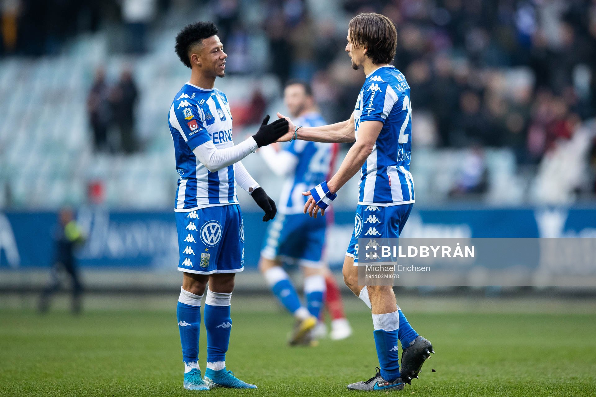 IFK Göteborgs Lasse Vibe tackar Tobias Sana när han byts