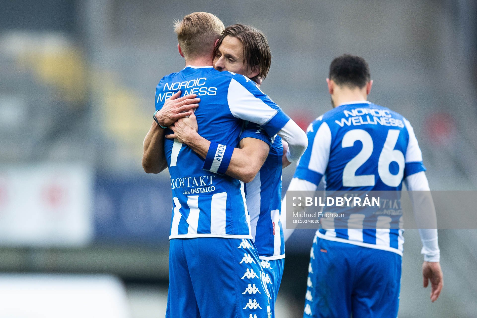 IFK Göteborgs Lasse Vibe kramar om Sebastian Eriksson när han byts ut under fotbollsmatchen i allsvenskan mellan IFK Göteborg och Östersund den 2 november 2019 i Göteborg.