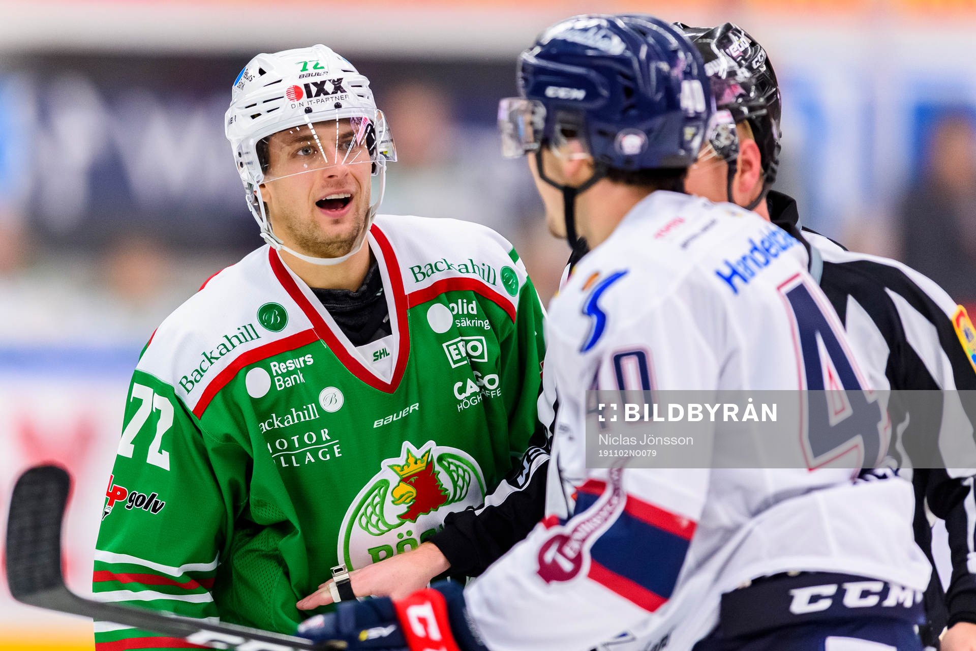Rögles  Daniel Zaar och Linköpings Adam Helewka  i bråk