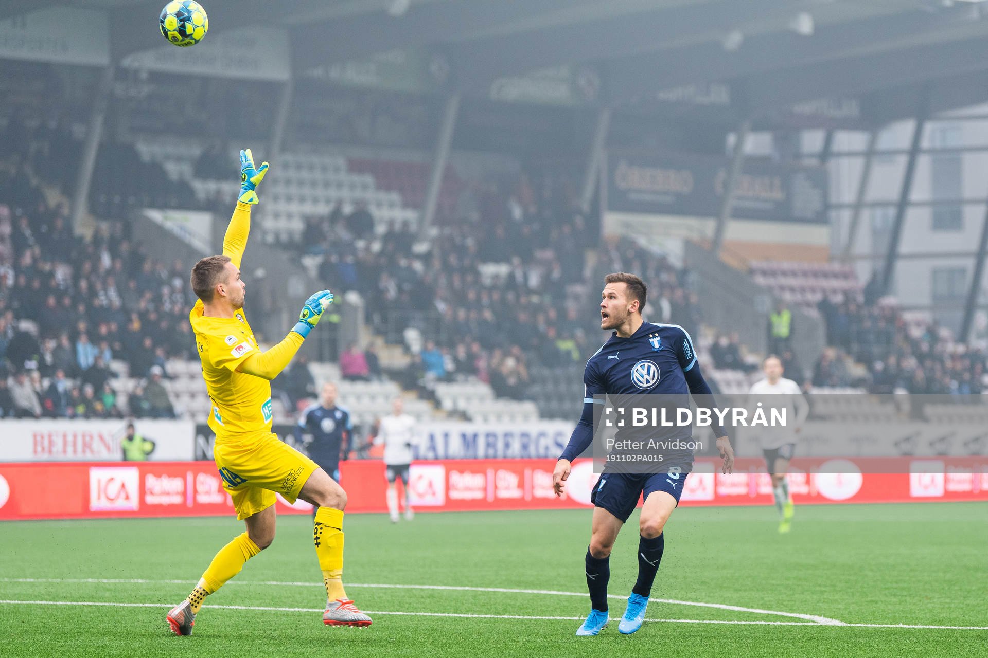 Malmö FFs Arnór Traustason avslutar mot Örebros målvakt