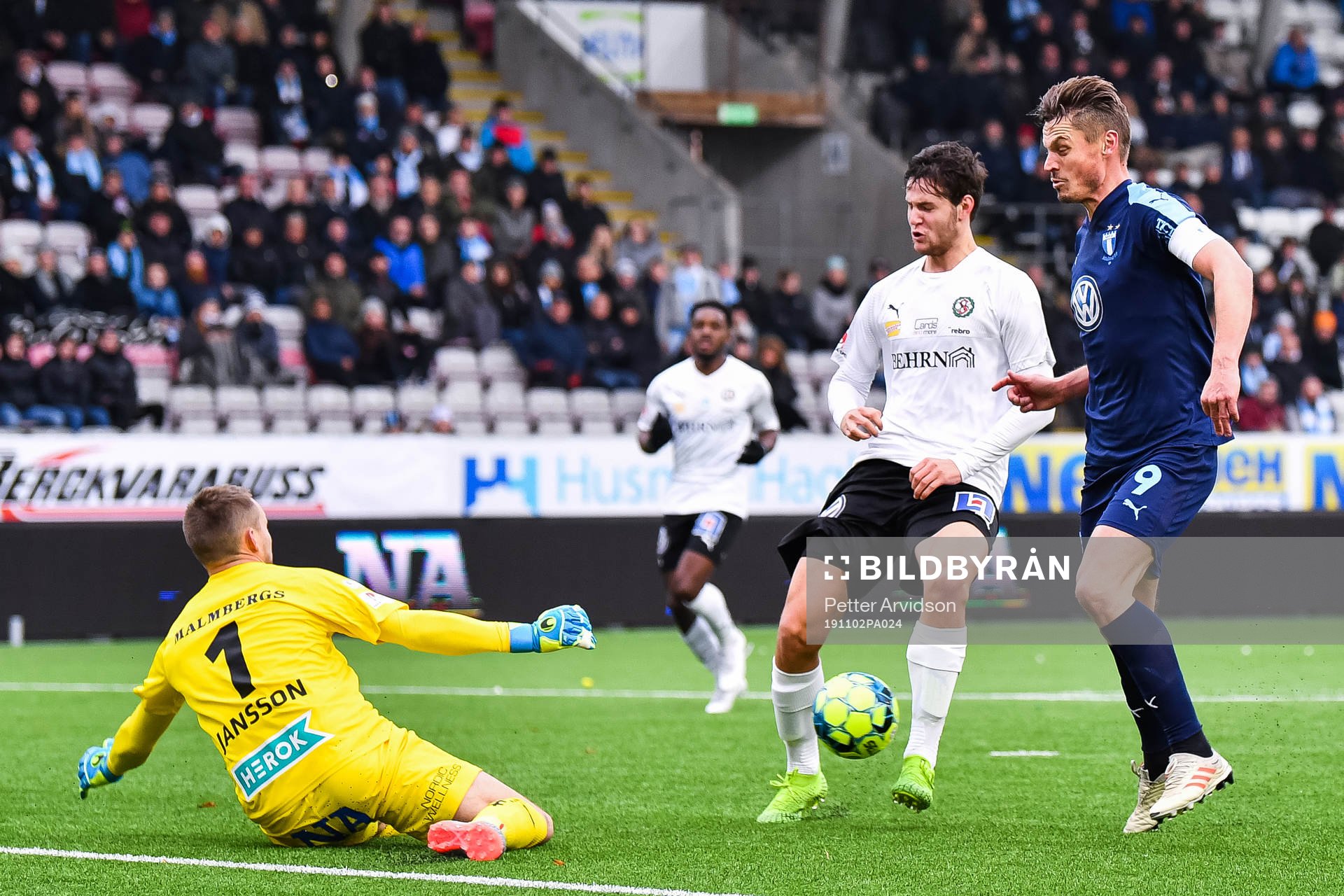 Örebros målvakt Oscar Jansson och Nordin Gerzic mot
