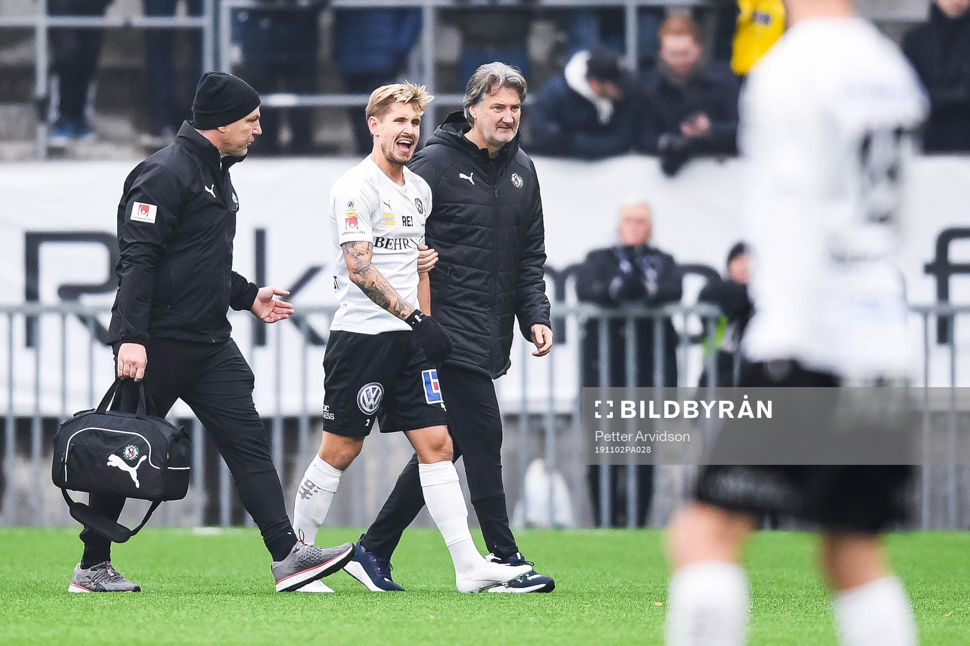 Örebros Daniel Björnkvist lämnar plan skadad