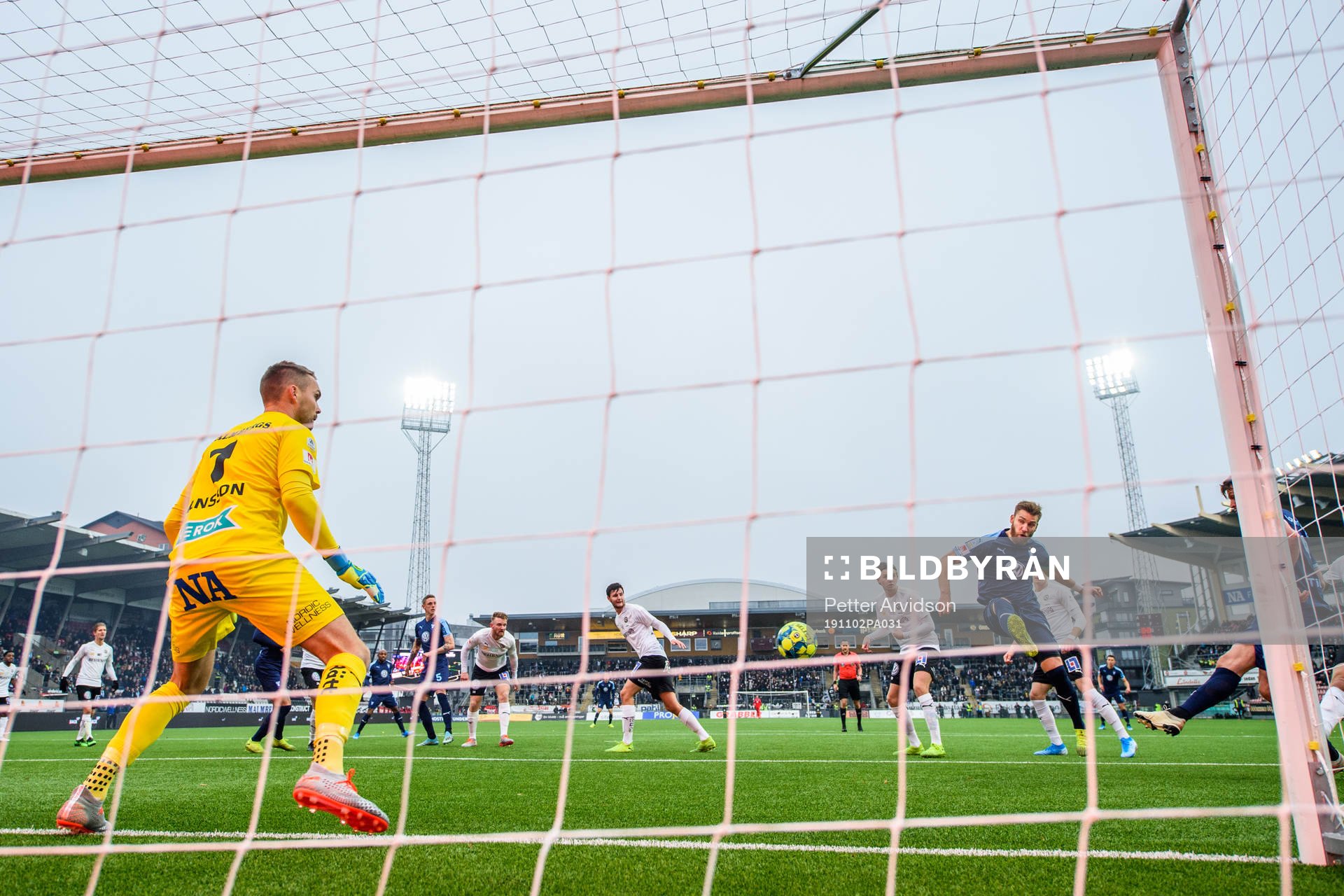 Malmö FFs Rasmus Bengtsson gör 0-1 målet bakom Örebros