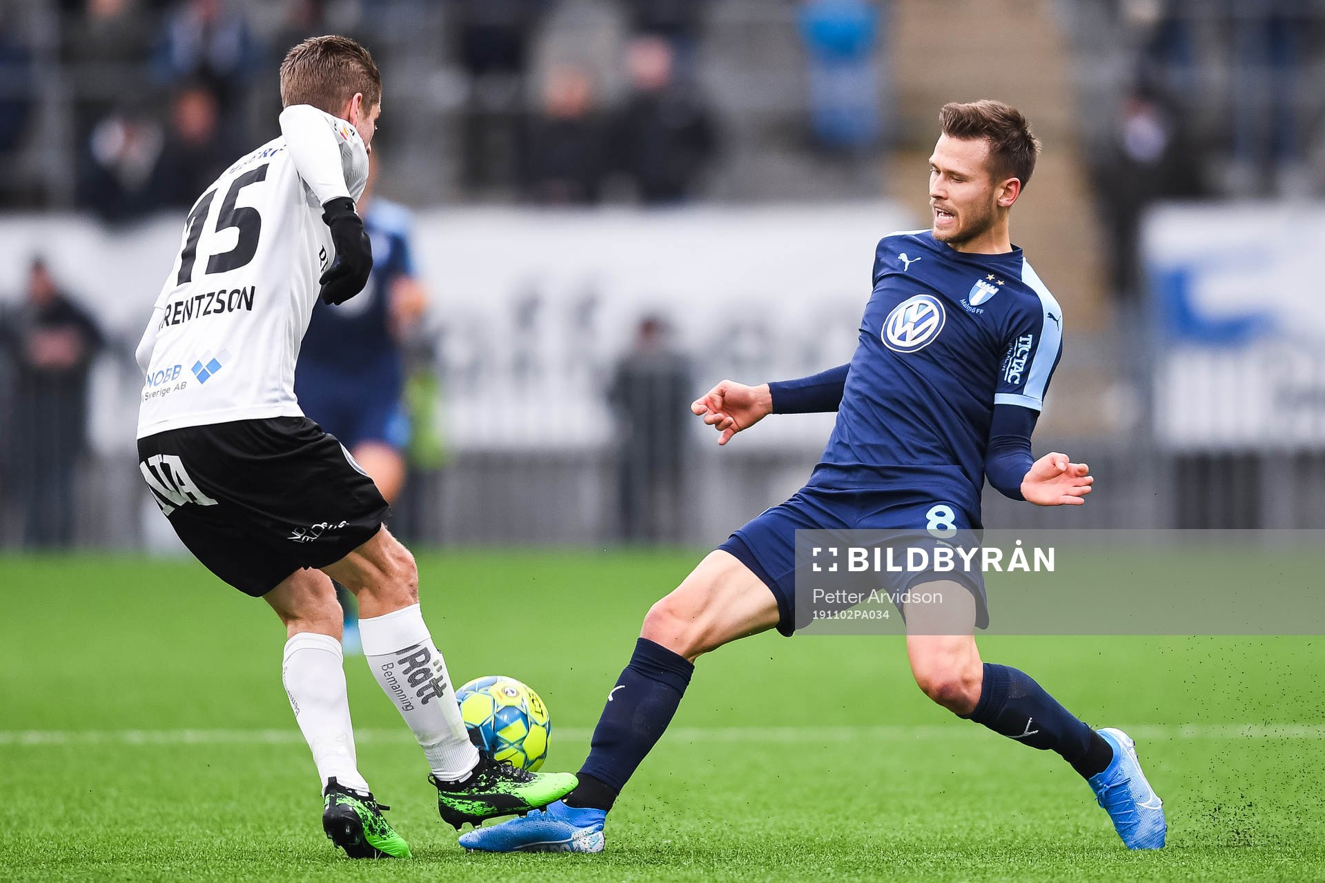 Malmö FFs Arnór Traustason och Örebros Martin Lorentzson