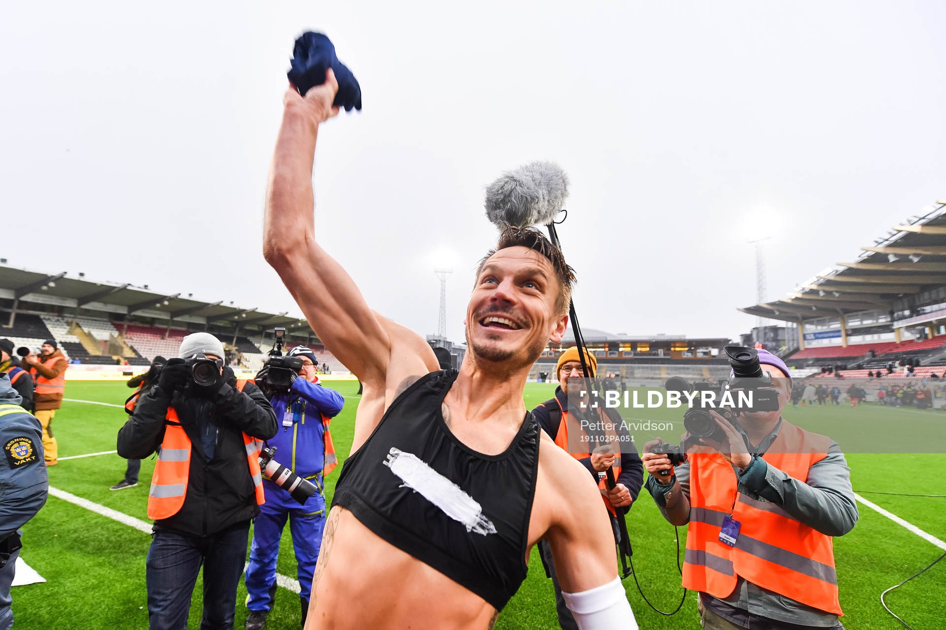 Malmö FFs Markus Rosenberg kastar sin tröja till