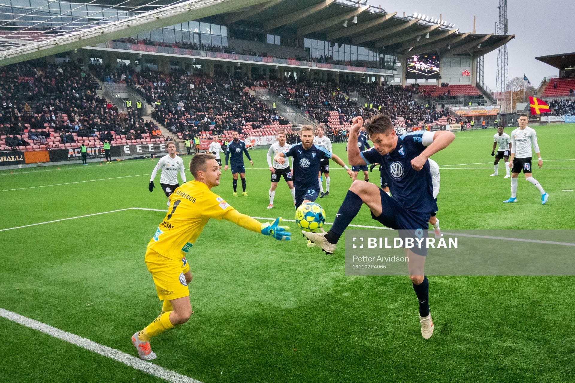 Malmö FFs Markus Rosenberg gör 0-4 målet bakom Örebros