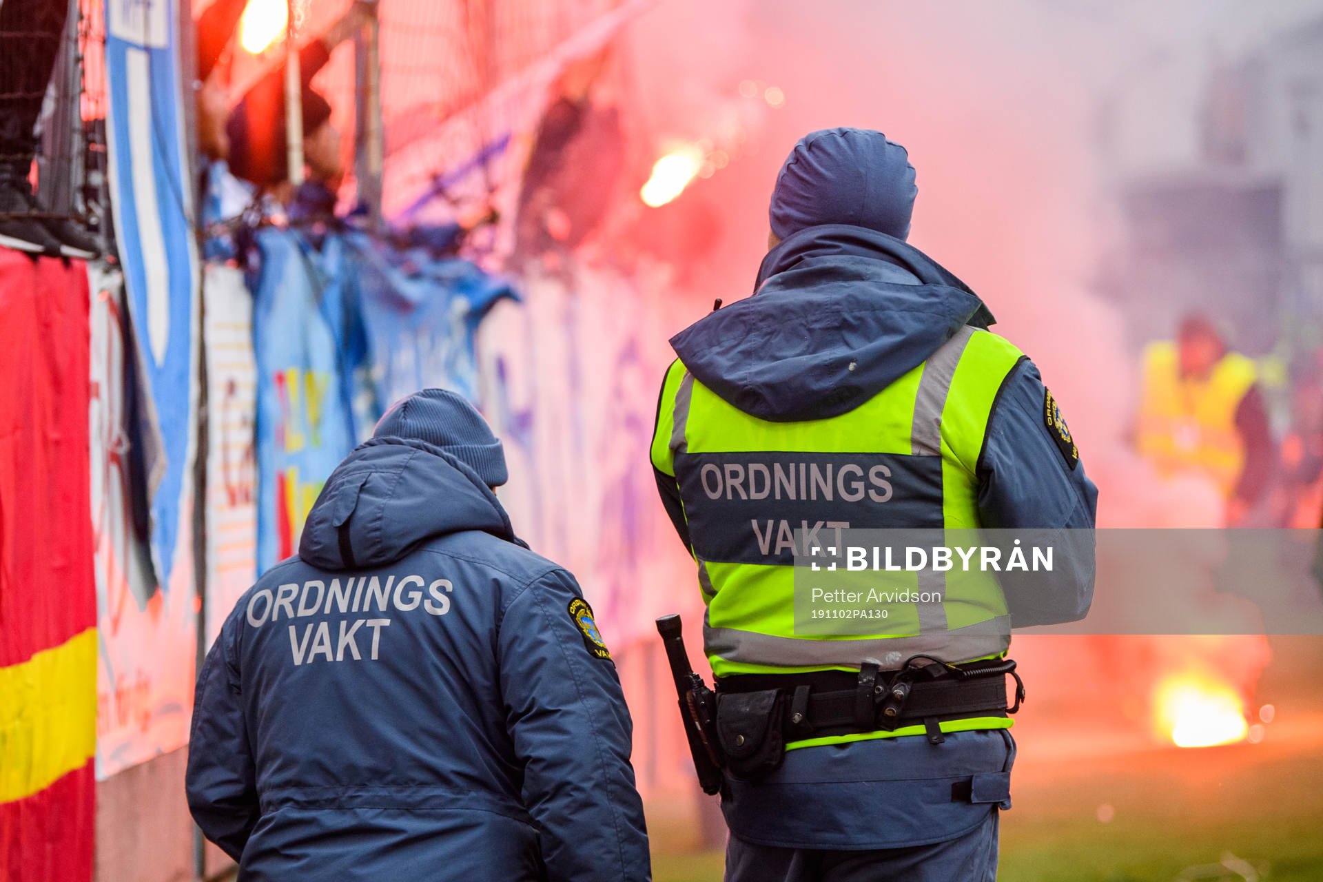 Ordningsvakter övervakar Malmö FFs supportrar som