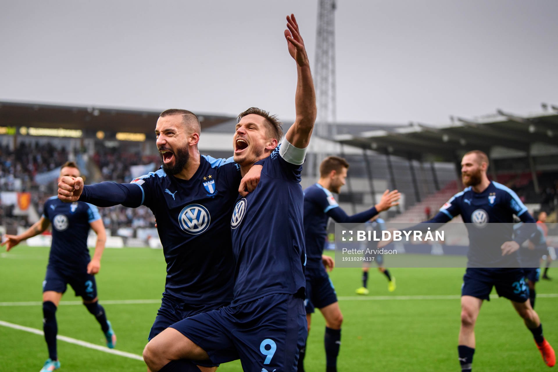 Malmö FFs Markus Rosenberg jublar ihop med Guillermo Molins efter sitt 0-4 mål under fotbollsmatchen i Allsvenskan mellan Örebro och Malmö FF den 2 november 2019 i Örebro.