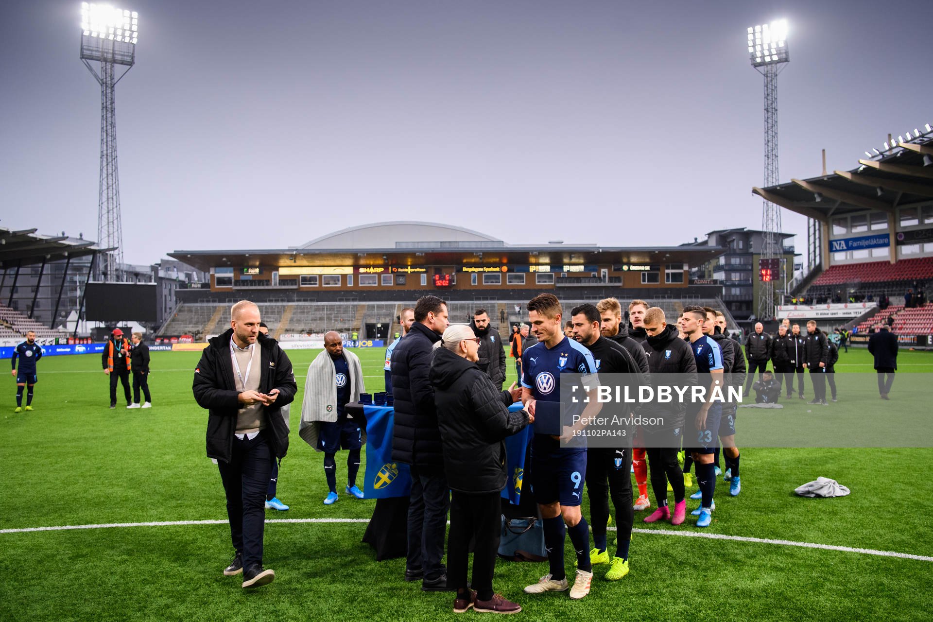 Malmö FFs spelare med Markus Rosenberg i täten tar emot