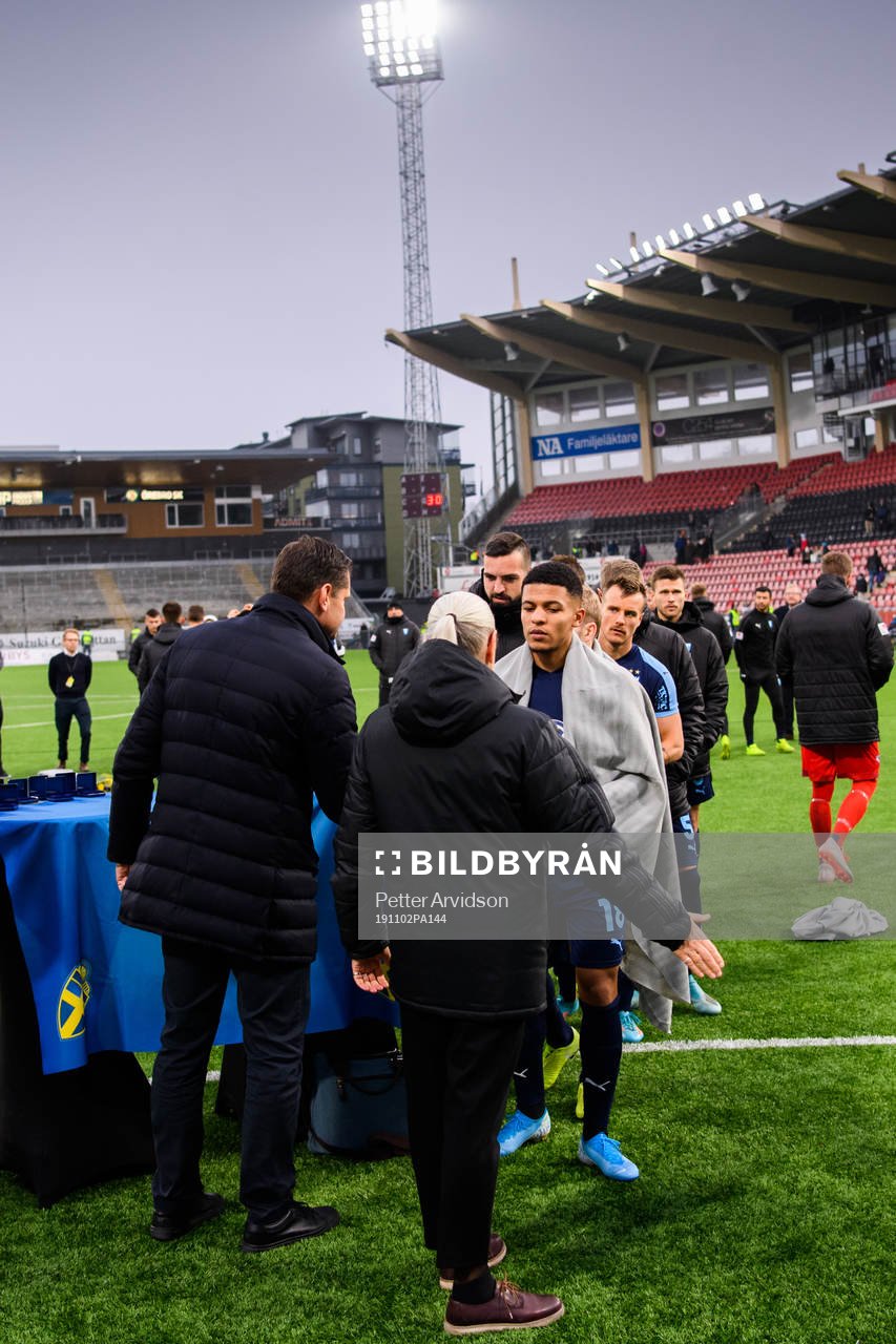 Malmö FFs spelare med Romain Gall i täten tar emot sina