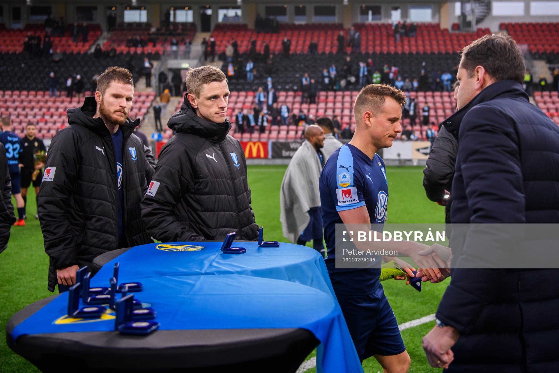 Malmö FFs Lasse Nielsen, Sören Rieks och Eric Larsson tar