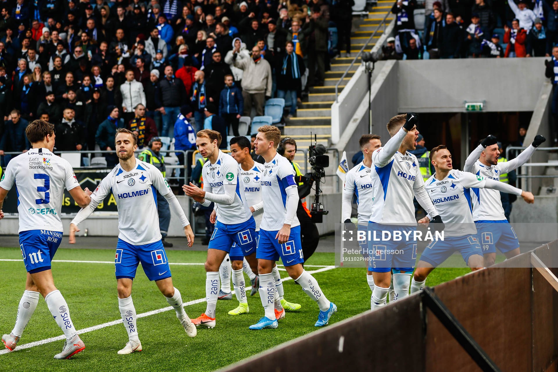 IFK Norrköpings Rasmus Lauritsen jublar med lagkamrater