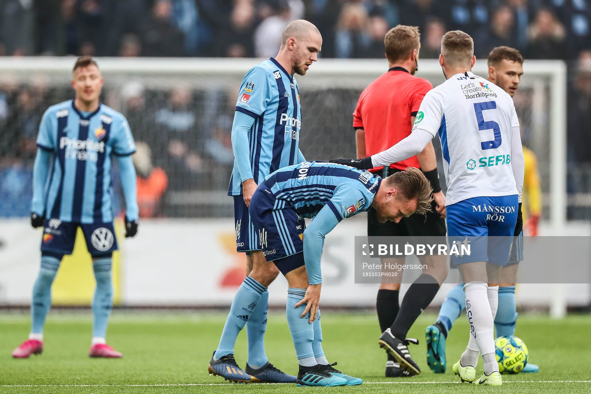 Djurgårdens Jacob Une Larsson klappas om av IFK