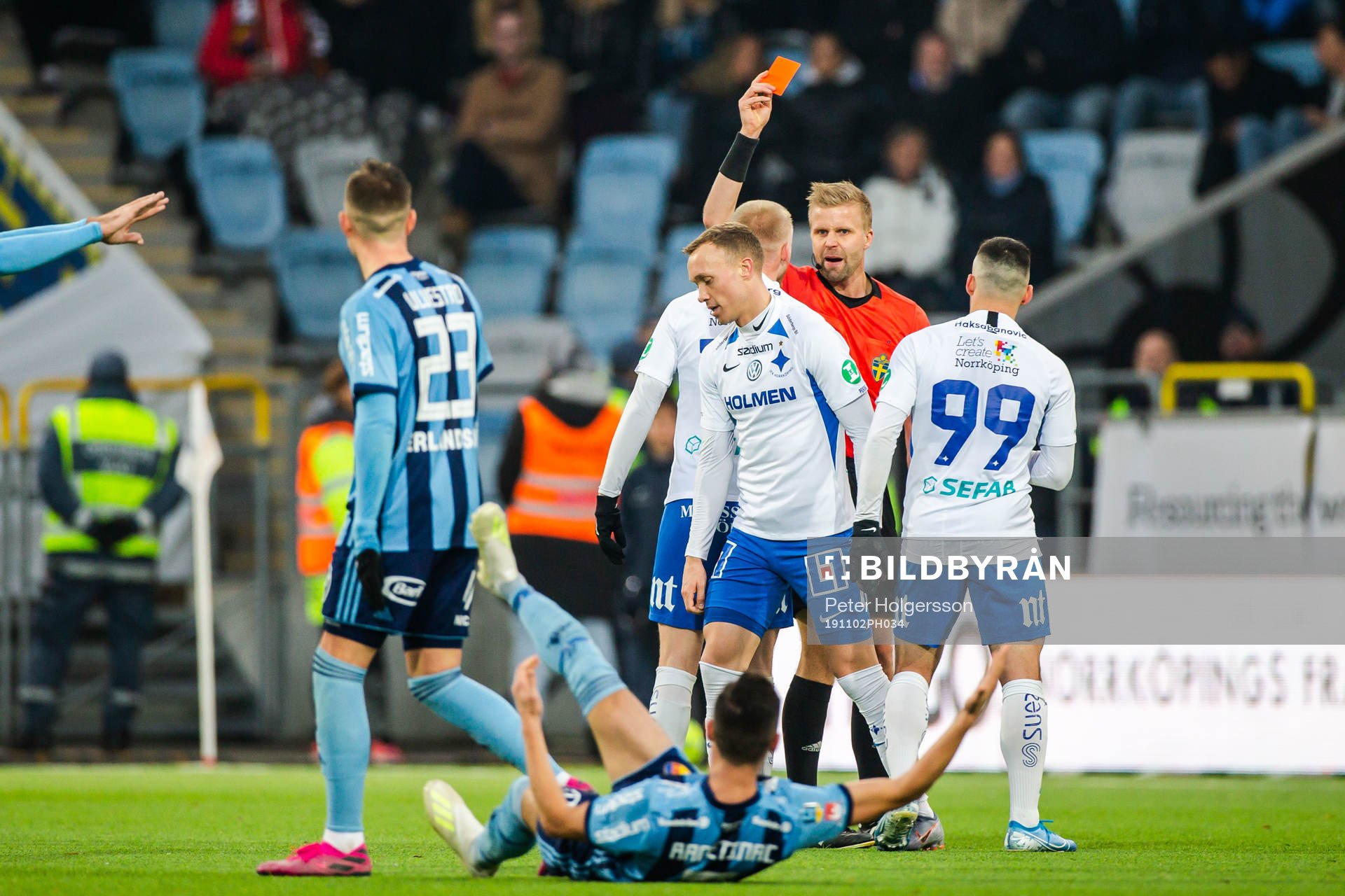 IFK Norrköpings Gudmundur Thórarinsson tilldelas en
