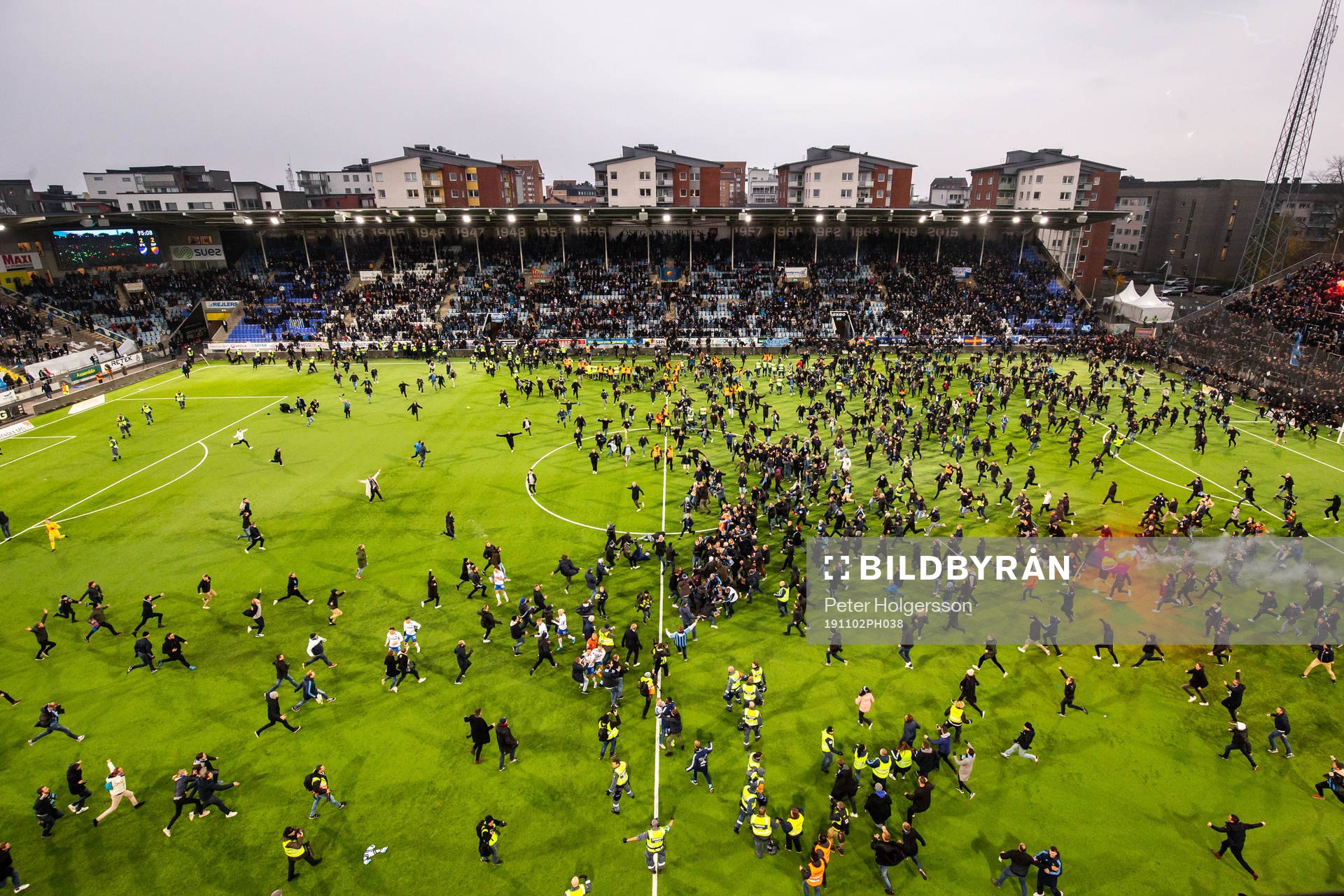 Djurgårdens supportar stormar planen
