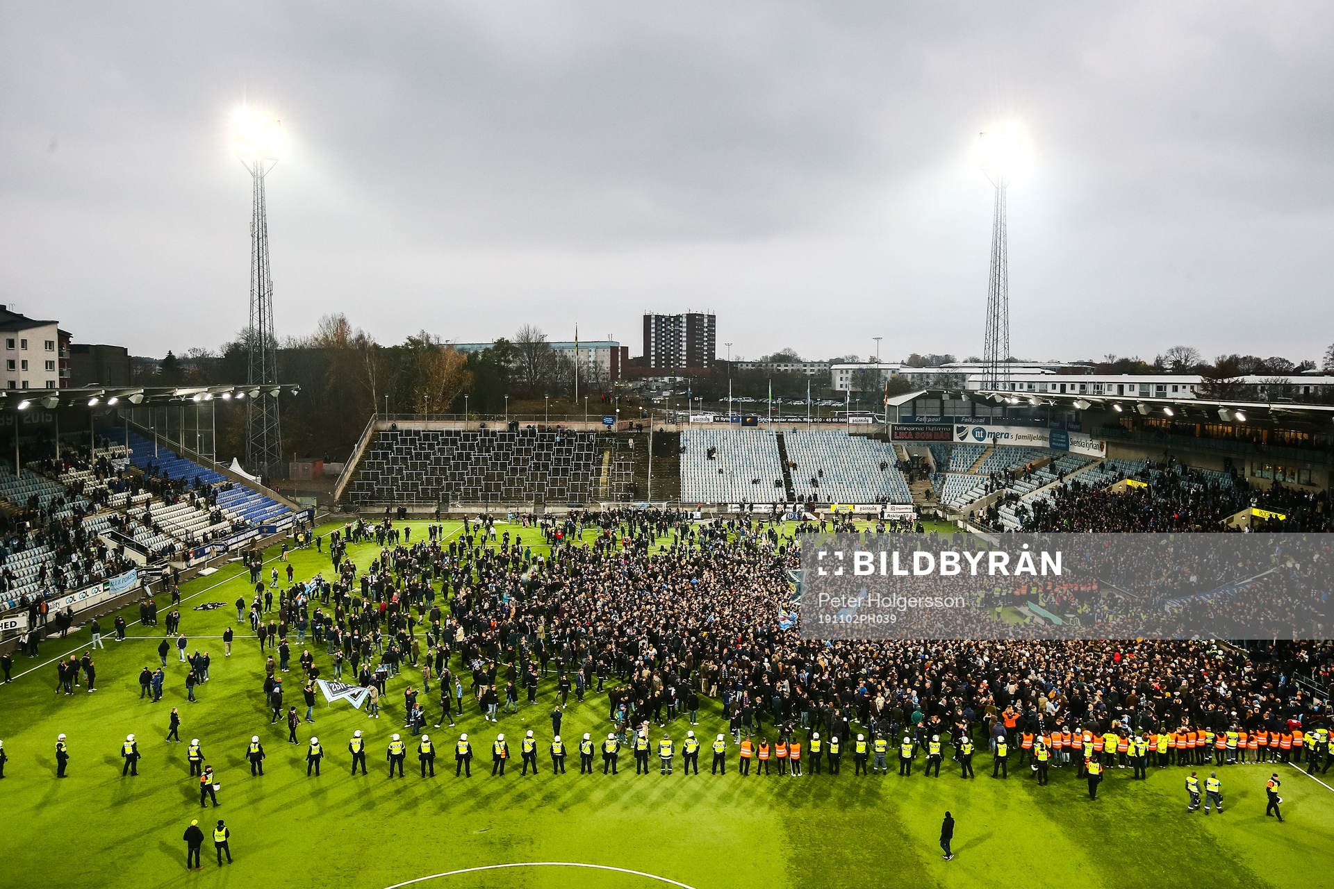 Djurgårdens supportar stormar planen