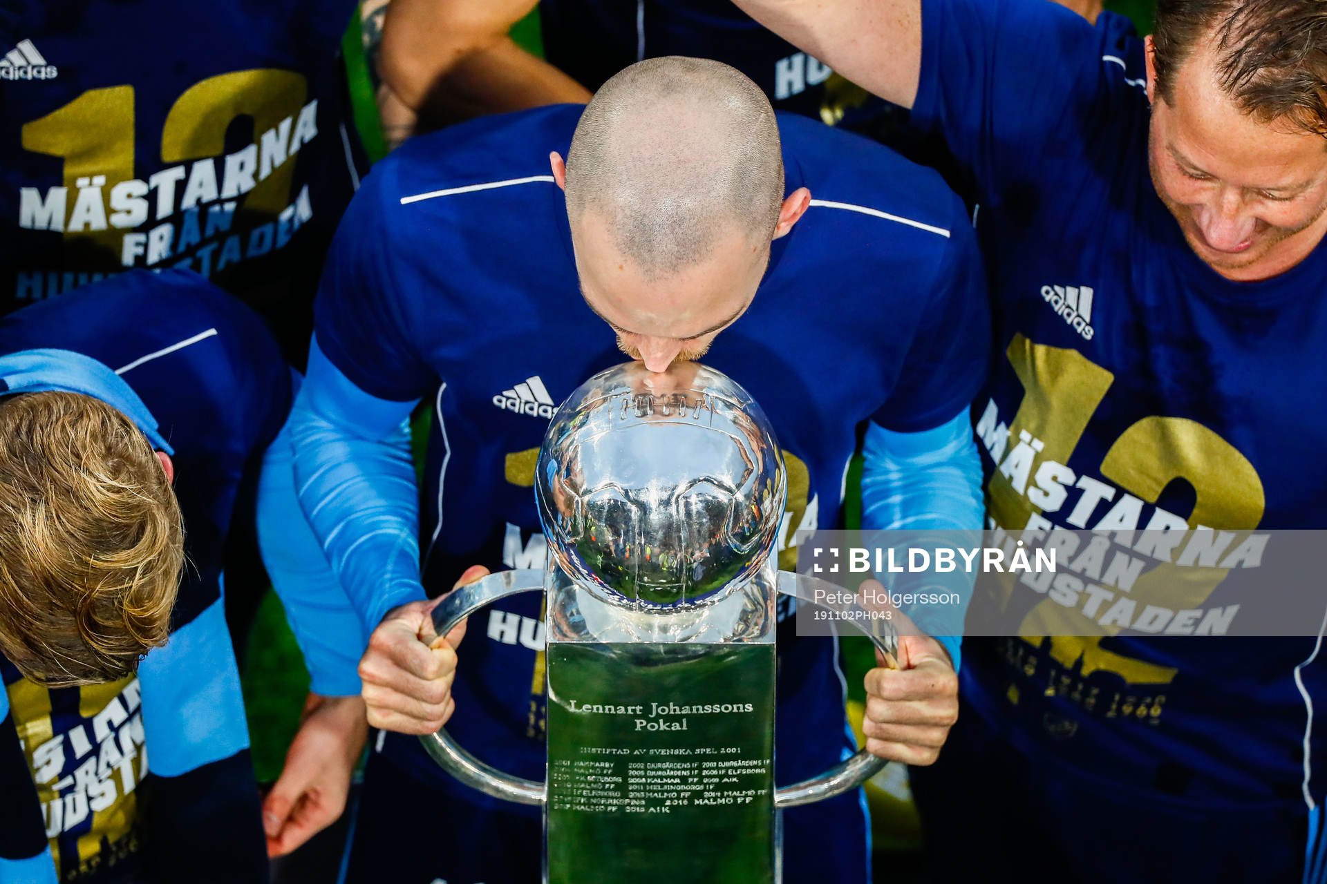 Djurgårdens Marcus Danielson kysser Lennart Johanssons