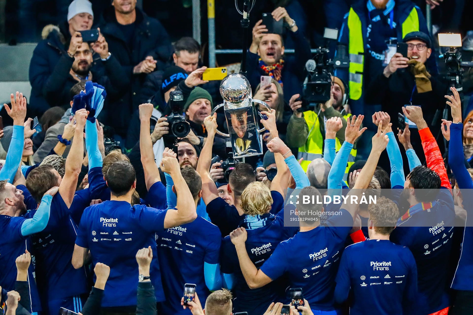 Djurgårdens spelare jublar med Lennart Johanssons pokal