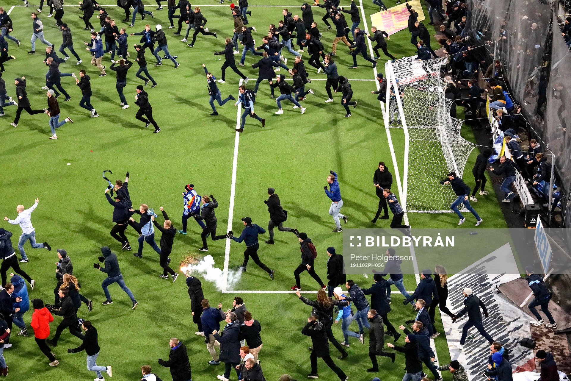 Djurgårdens supporters på planen på Östgötaporten