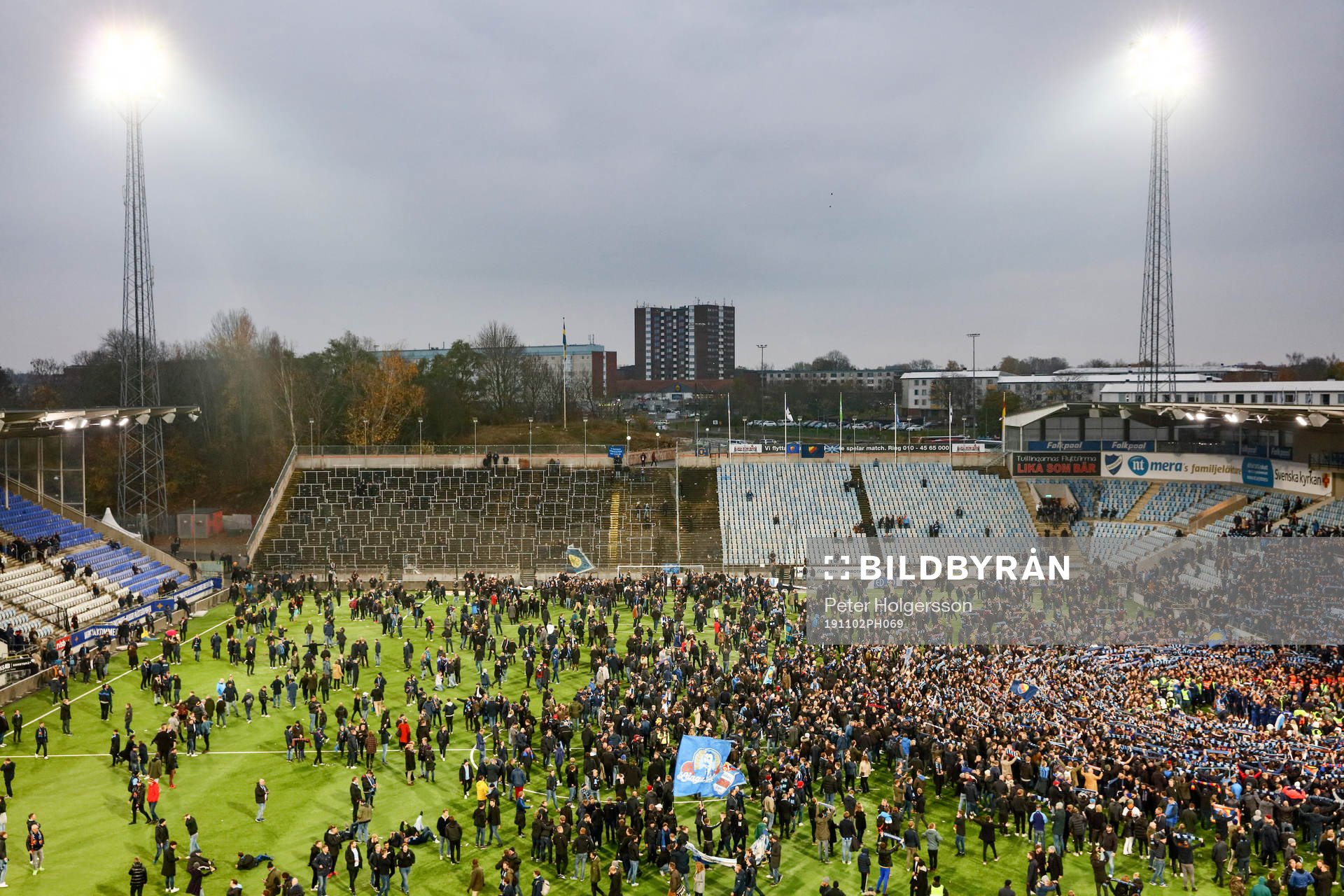 Djurgårdens supporters på planen på Östgötaporten