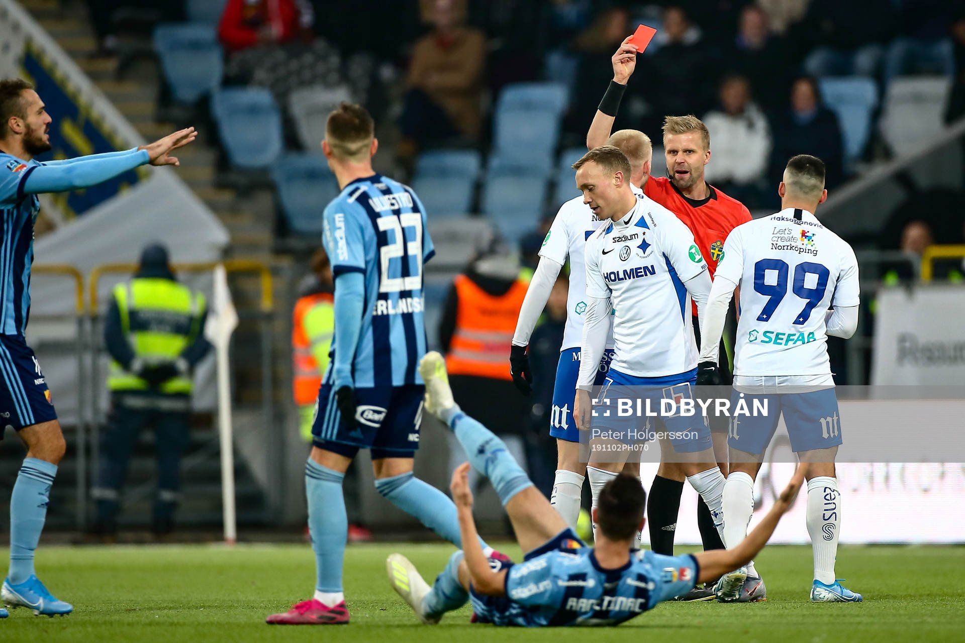 Rött kort till IFK Norrköpings Gudmundur Thórarinsson under fotbollsmatchen i Allsvenskan mellan IFK Norrköping och Djurgården den 2 november 2019 i Norrköping.