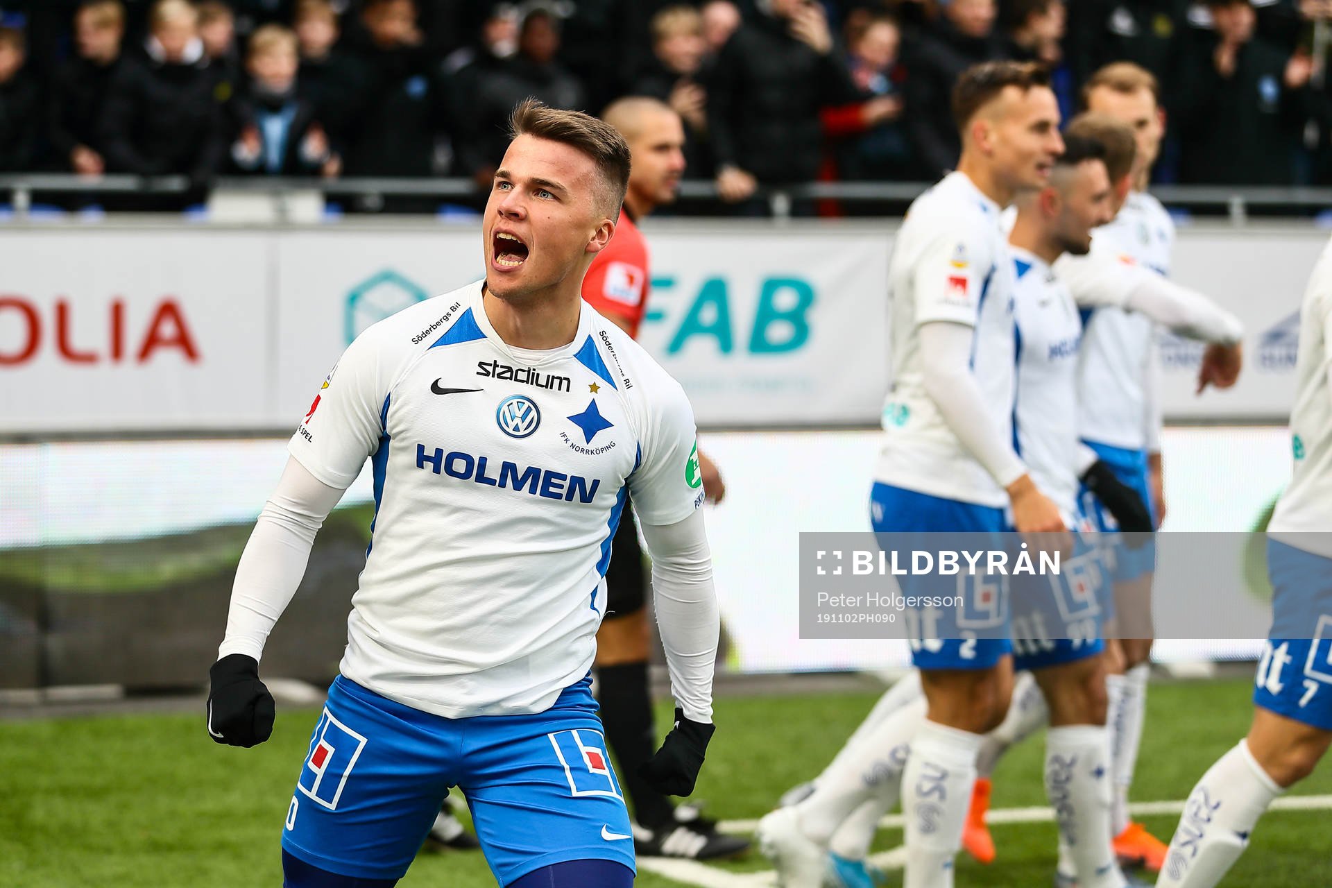 IFK Norrköpings Simon Skrabb jublar efter mål 2-0 av Sead Haksabanovic under fotbollsmatchen i Allsvenskan mellan IFK Norrköping och Djurgården den 2 november 2019 i Norrköping.