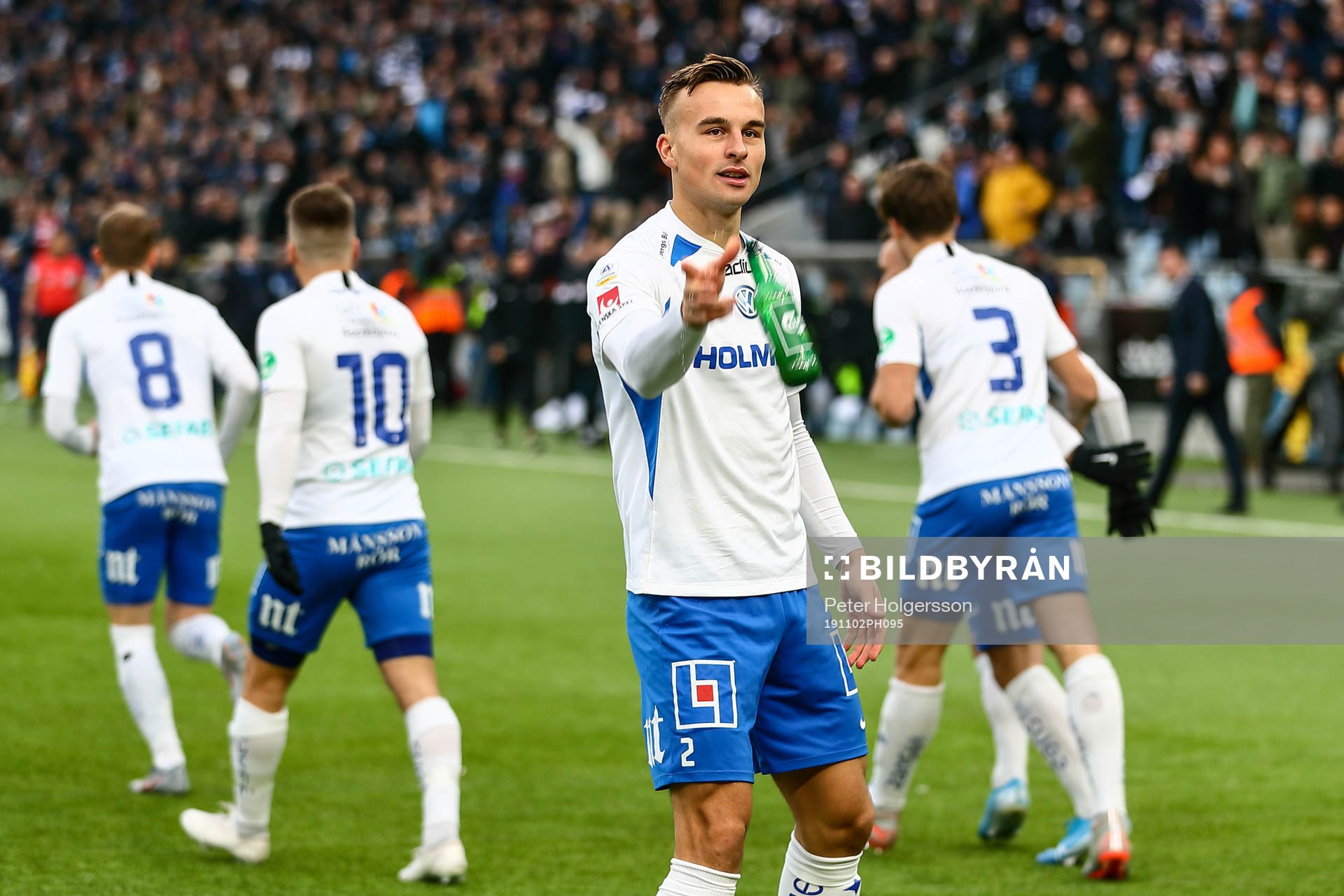 IFK Norrköpings Henrik Castegren kastar bort en flaska