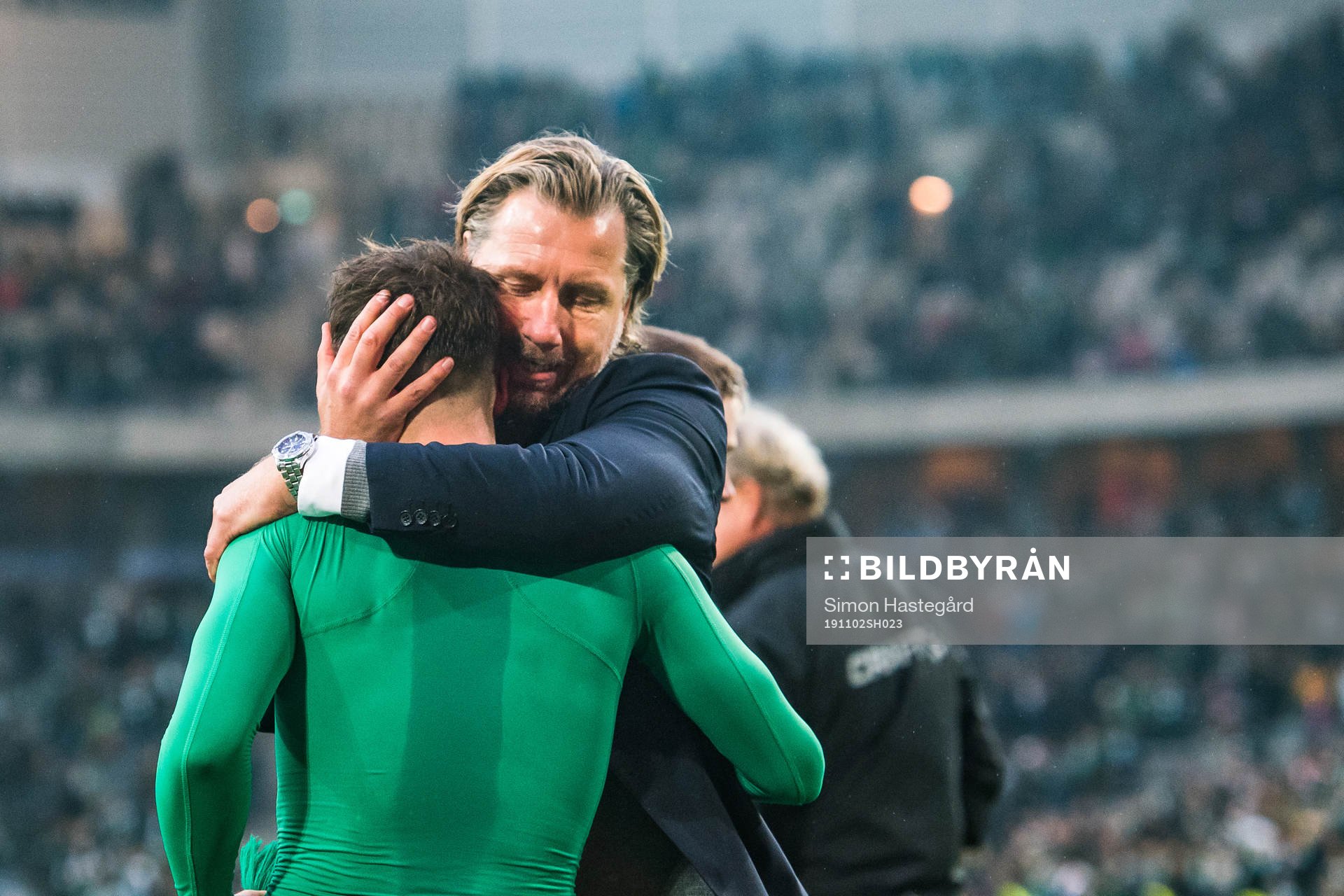 Hammarbys sportchef Jesper Jansson omfamnar Mats Solheim