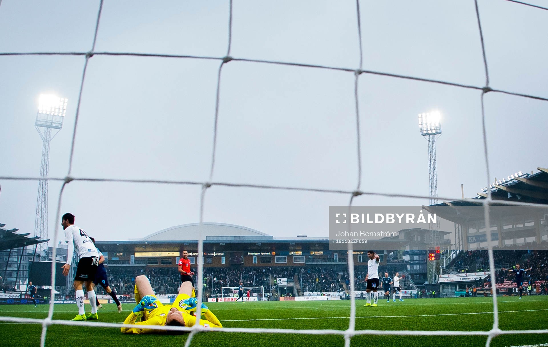 Örebros Helmer Andersson, målvakt Oscar Jansson och