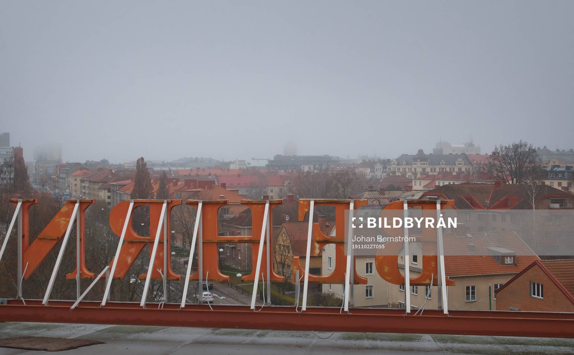 Översikt av Behrn Arenas skylt med Örebro centrum i
